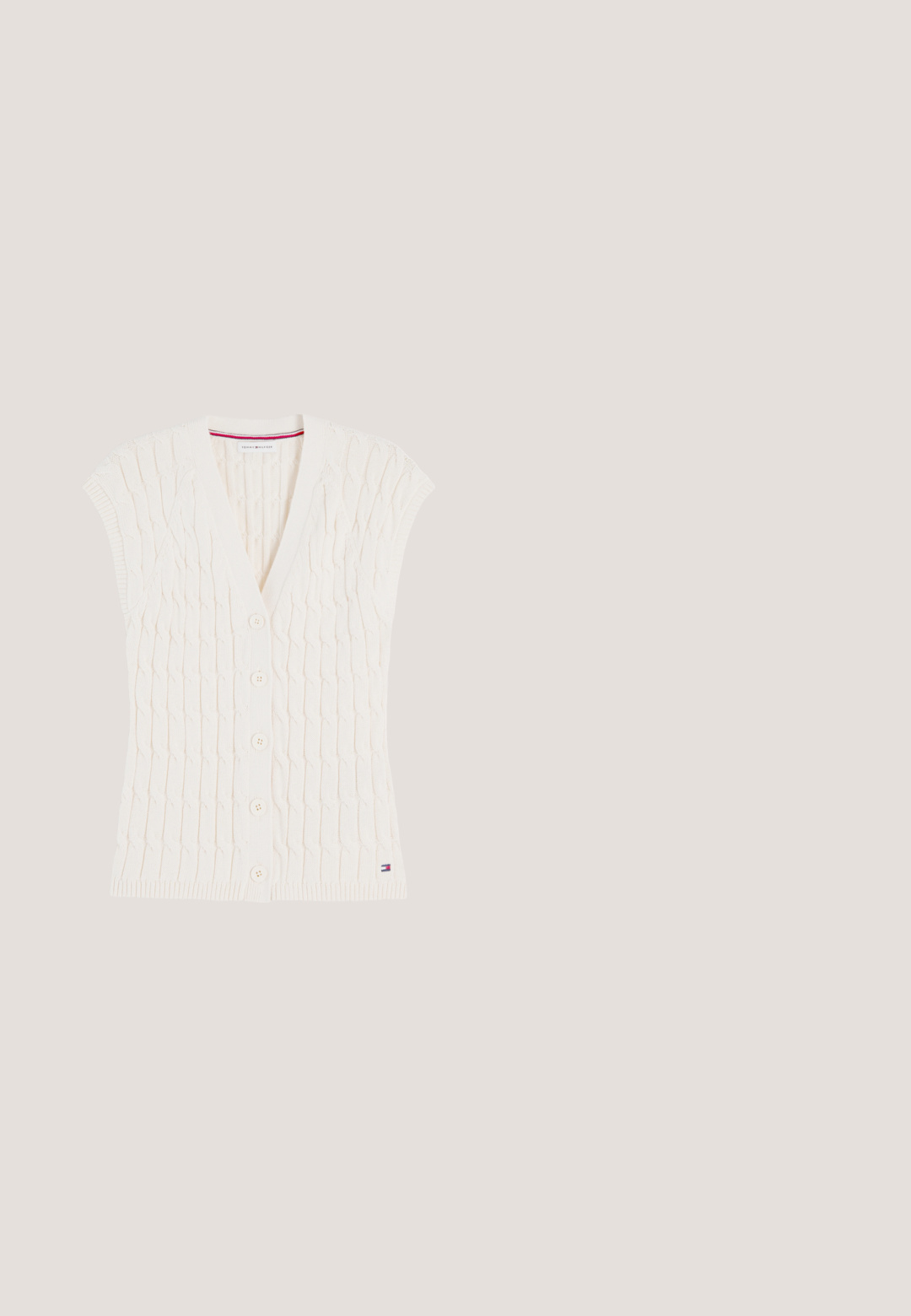Cardigan blanco sin mangas de punto trenzado con cuello en V, cinco botones en la parte delantera, bordes acanalados y parche con el logo de Tommy Hilfiger cerca del dobladillo.; Chaqueta corta de tejido texturizado marrón, con cuello redondo, mangas largas, dos bolsillos en el pecho y cierres de botones dorados.; Blusa blanca de manga larga con cuello y puños con volantes, botones dorados en la parte delantera y pequeño logo de Tommy Hilfiger en el pecho izquierdo.; Falda plisada beige con una textura suave, diseño hasta las rodillas y una cinturilla ajustada. Fabricada en un tejido ligero con detalles de costura sutiles.; Scarosso SIENNA RIGHT - Zapatos sin cordones - brown brushed calf; Bolso compacto de piel marrón con herrajes en tono dorado, asa superior y el texto «THE BRIDGE FIRENZE 1969» grabado en la parte delantera.