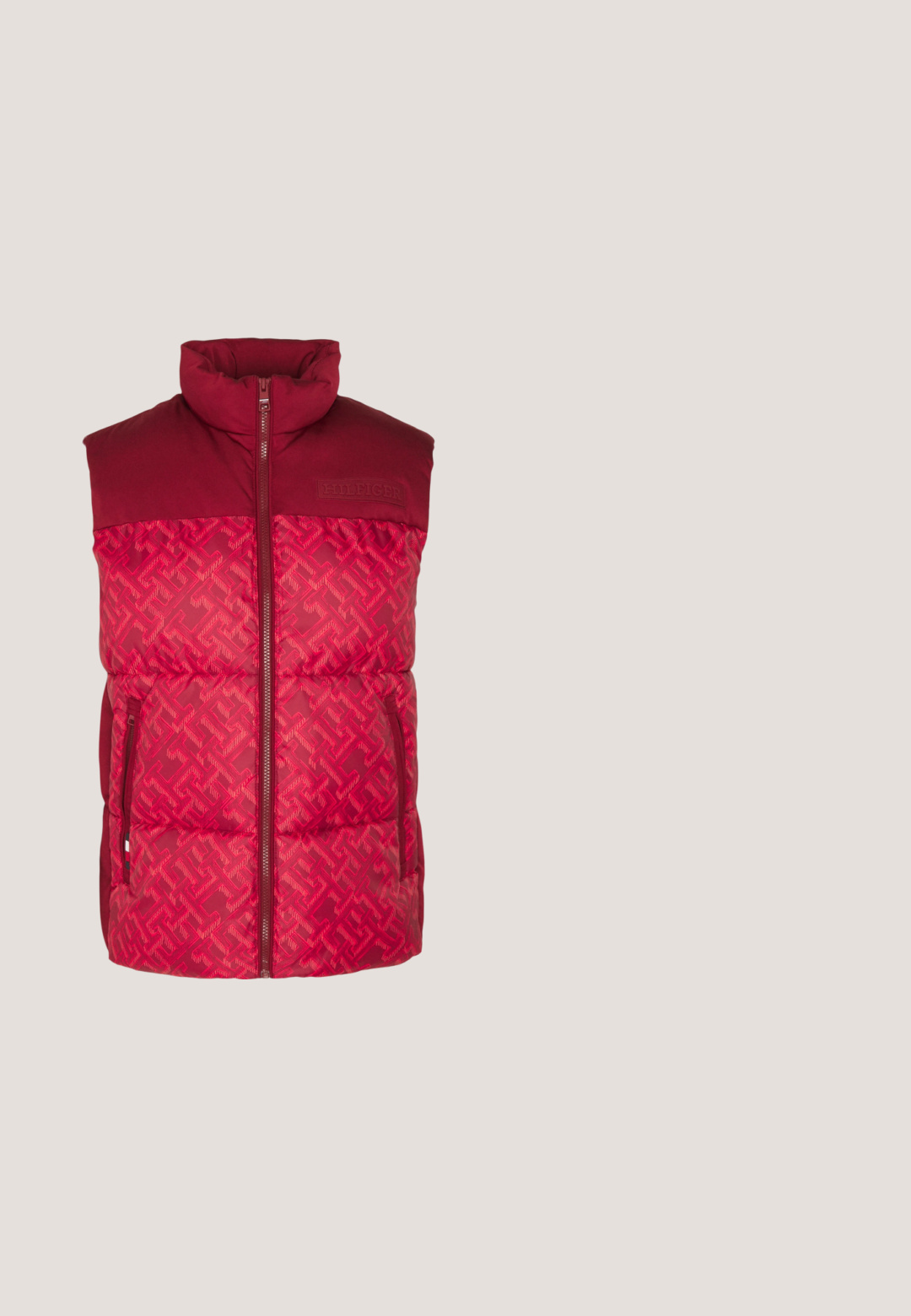 Tommy Hilfiger NEW YORK MONOGRAM GILET - Weste - red; Herren Langarm-Bordeaux-Rollkragenpullover mit kleinem rechteckigem Logo auf der linken Brust vor weißem Hintergrund.; Weißes Baumwoll-T-Shirt mit kurzen Ärmeln, das ein kleines orangefarbenes "II"-Logo auf der linken Brust und einen Rundhalsausschnitt aufweist. Einfaches Design und Textur.; Dunkelblaue Jeans aus Denim mit geradem Schnitt, ausgestattet mit einem standardmäßigen Bund, Fronttaschen und dezenten Stickdetails.; Herren Sportschuhe mit einem weißen Mesh-Obermaterial, grauen Wildlederakzenten, einer weißen Zwischensohle und rot-blauen Streifen auf den Seiten.; Marineblaue Umhängetasche mit braunem Boden, beigen Trägern, schwarzen Kunststoffschnallen und Tommy Jeans Logo auf der vorderen Klappe.