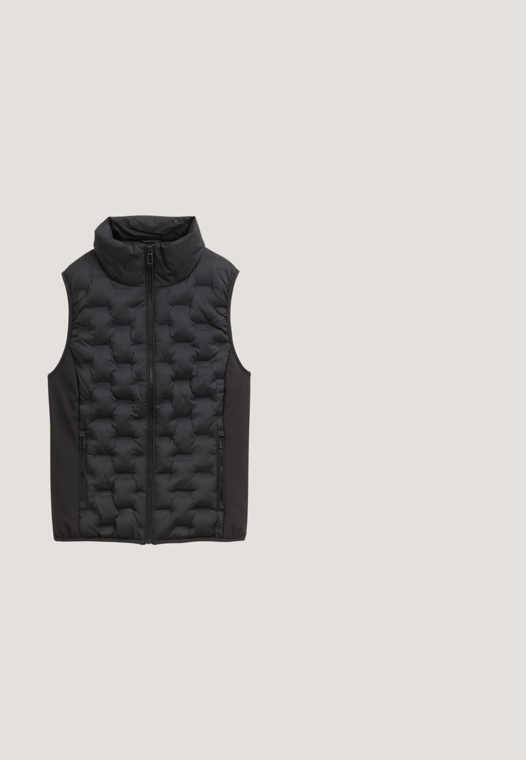 TOM TAILOR LIGHTWEIGHT STEPP - Veste sans manches - deep black; Pull en maille noir à manches longues avec un motif léopard subtil et un col rond, présenté à plat sur un fond blanc.; T-shirt noir à manches longues en tissu doux, avec un col rond, un design simple et sans motifs ni embellissements visibles.; Jean skinny en denim noir avec cinq poches, une fermeture éclair et des passants de ceinture. Texture lisse et design ajusté sur toute la jambe.; Baskets athlétiques en noir et blanc avec des lacets blancs, une semelle texturée et un logo blanc audacieux sur le côté, de la marque Tom Tailor.; Sac bandoulière en cuir noir texturé, avec rabat repliable, sangle ajustable et petite étiquette décorative.