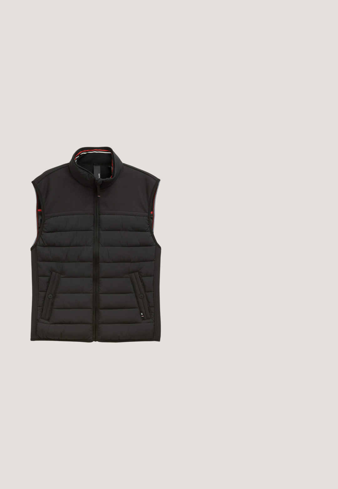 Zwarte mouwloze gewatteerde bodywarmer met hoge kraag, ritssluiting aan de voorkant en twee met knopen afgesloten zijzakken, ontworpen voor warmte en buitenshuis gebruik.; Donkerrode trui met lange mouwen en ronde hals, met geribde boorden en zoom, met een klein geborduurd logo op de borst.; Zwarte langemouwen shirt met ronde hals en geribde manchetten, met een label aan de binnenkant van de kraag.; Zwarte jeans met rechte pijpen, voorzakken en riemlussen, met label Tom Tailor Marvin Straight, maat 31/32.; Zwart-witte lage sneaker met bruine zool, veterluiting aan de voorkant en "Tom Tailor"-logo op het zijpaneel en de zool.; Zwarte leren schoudertas met een gladde textuur, ritsluiting, verstelbare schouderband en reliëf logo-detail. Compacte, rechthoekige vorm.