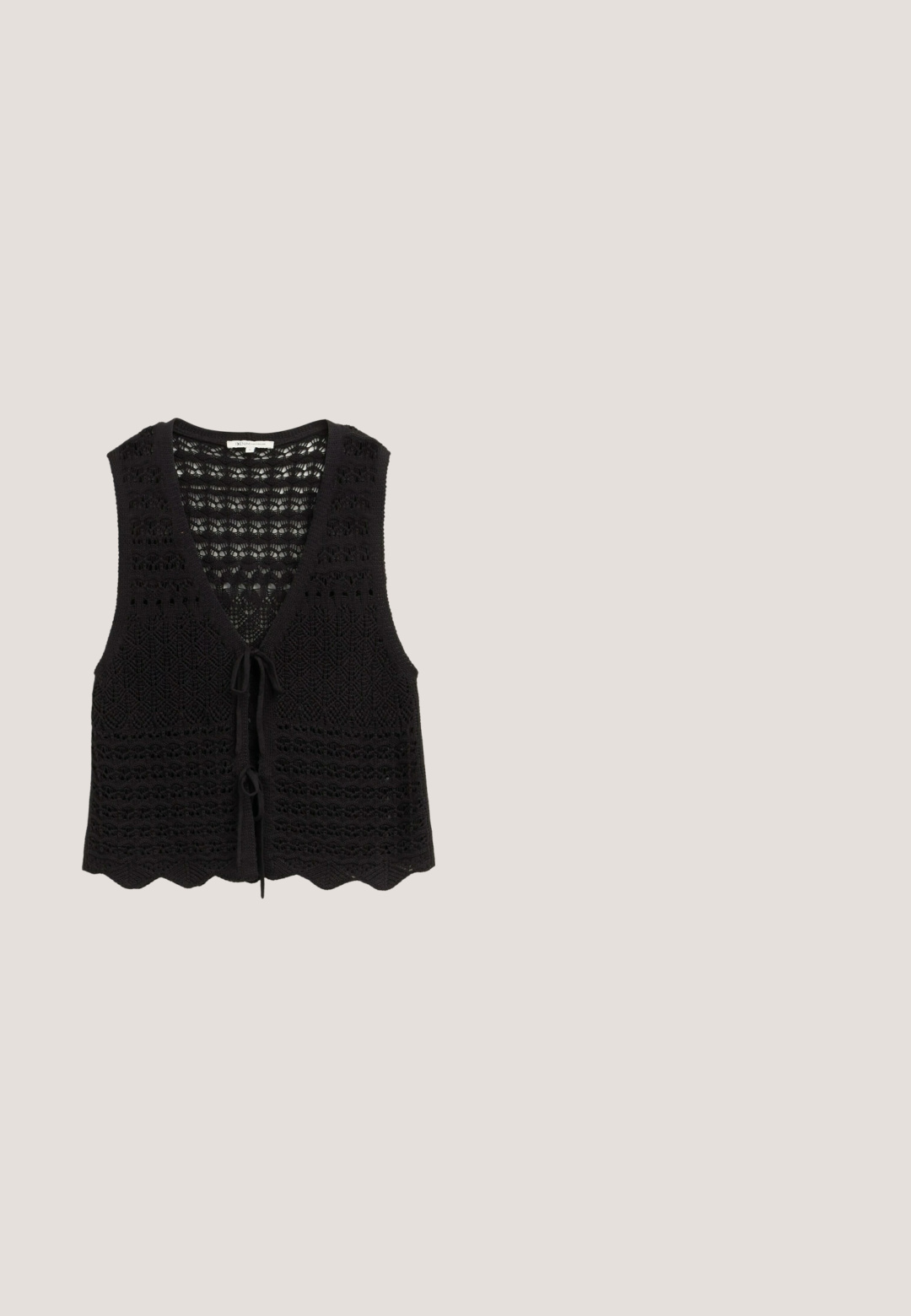 Zwart mouwloos gehaakt vestje met V-hals, sluitingen aan de voorkant en een gegolfde zoom.; Zwart mouwloos tanktop met ronde hals, maat small, en "Tom Tailor" label aan de binnenkant van de kraag op een witte achtergrond.; Zwarte stretchbroek met een aansluitend ontwerp, voorzien van een gladde textuur en een cropped lengte, afgewerkt met een eenvoudige zoom bij de enkels.; Zwarte sportieve schoen met een combinatie van matte en glanzende texturen, een gouden ritsaccent en een dikke witte zool met gouden details.; Zwarte rechthoekige zonnebril met dikke monturen en donker getinte glazen, liggend op een wit oppervlak.; Zwarte leren crossbodytas met afgeronde hoeken, gouden beslag, klein rond label en het "PICARD"-logo in gouden letters aan de voorkant.
