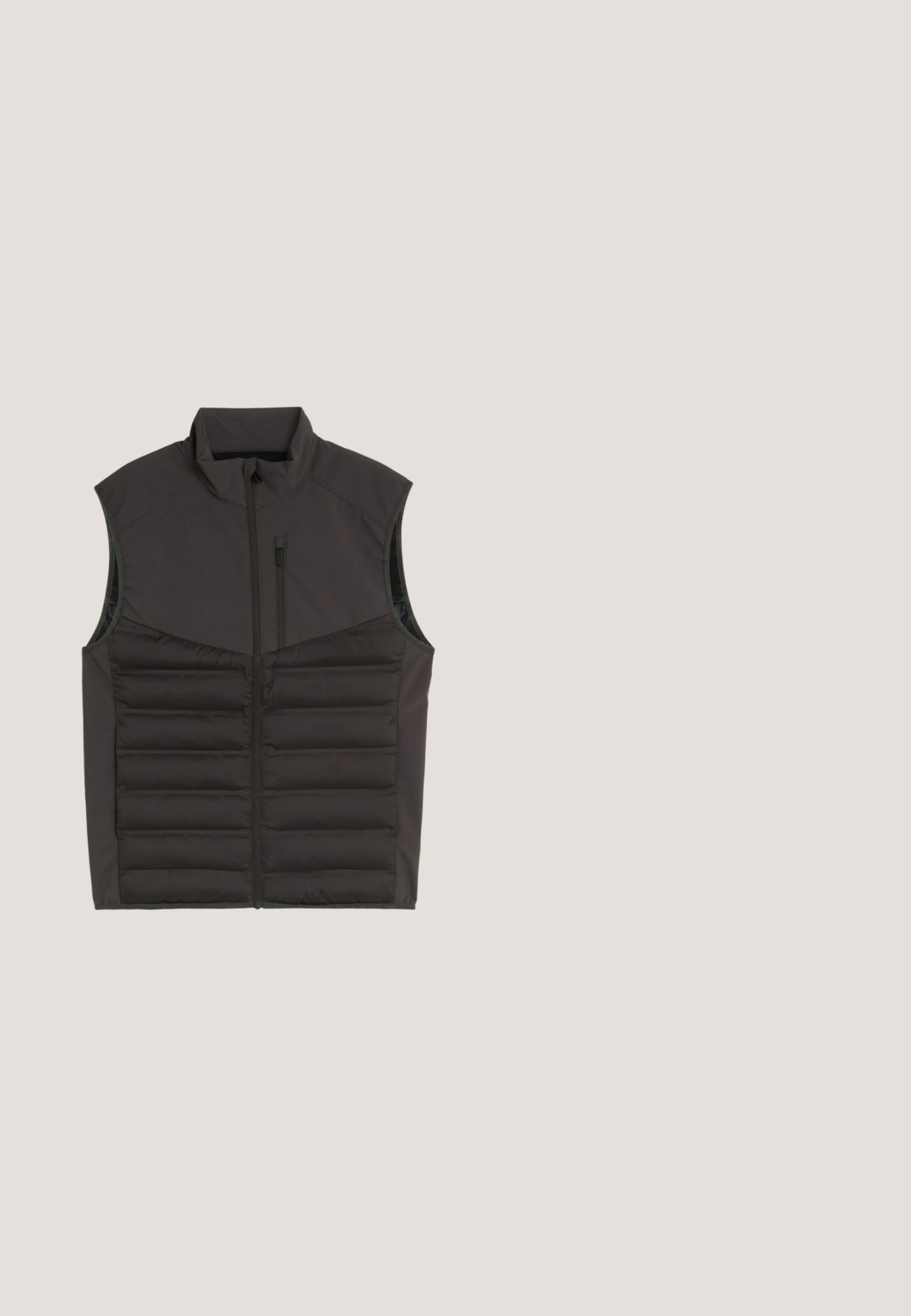 Sort ærmeløs polstret vest med lynlås foran og lynlåslomme på brystet, designet til varme og lag-på-lag.; Crewneck sweater i mørkeblå, fremstillet af blødt stof med en glat tekstur, der har lange ærmer og ribbede manchetter samt kant.; Lysblå bomulds t-shirt med korte ærmer og rund hals. Frontgrafik inkluderer "DENIM TOM TAILOR" og "etableret to tusinde og syv."; Mørkeblå bukser lavet af glat stof, med knaplukning, bæltestropper og to forlommer. Skræddersyet lige ben-design.; Herre navyblå og hvide sneakers med hvide snørebånd, perforeret tå, stripet sidedetalje og mærket accent på sidepanelet.; Sorte rektangulære solbriller med mørke tonede glas på hvid baggrund.