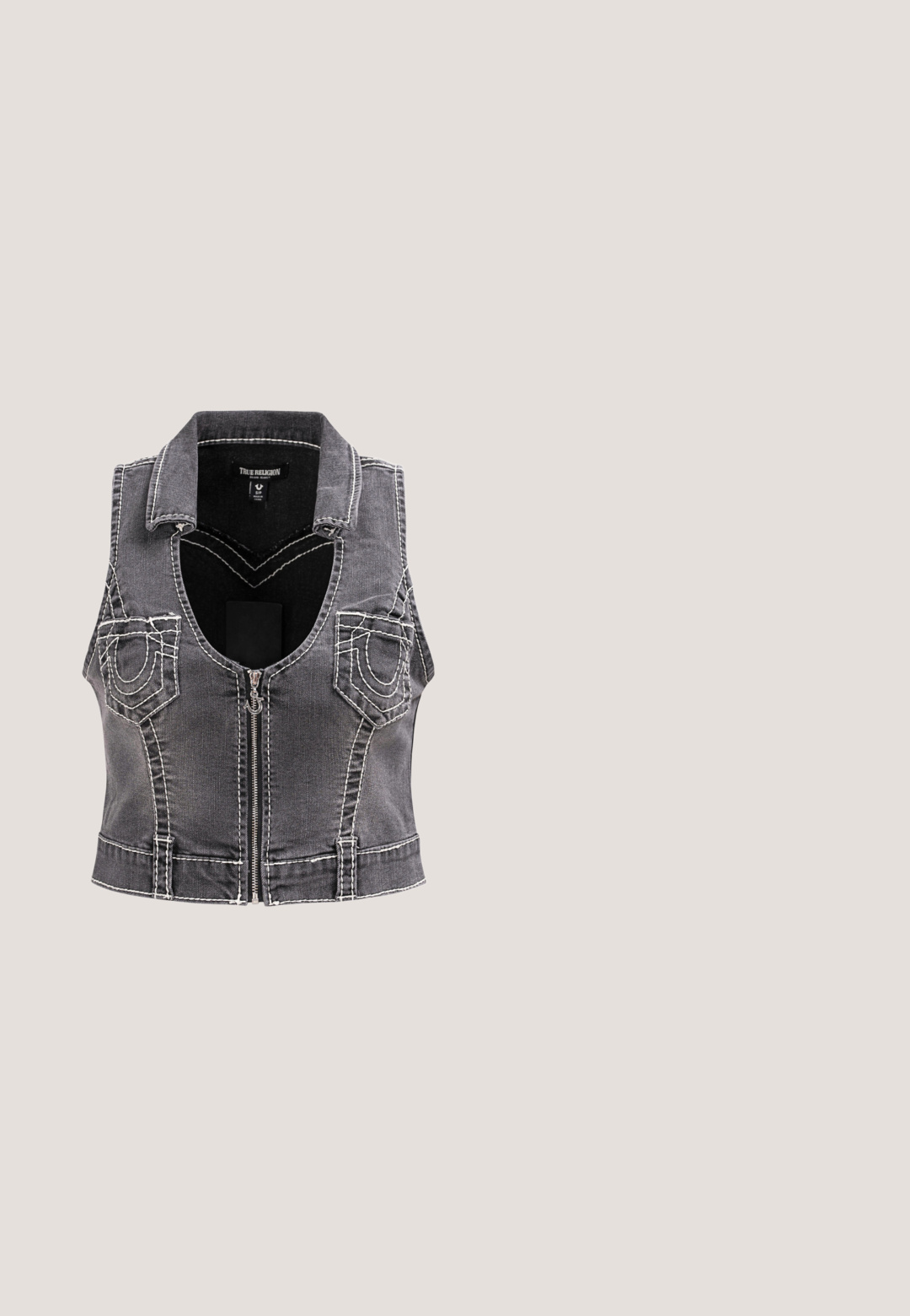 Mouwloos zwart spijkervest met ritssluiting aan de voorkant, puntkraag en decoratieve witte stiksels op zakken en naden.; Zwarte langwerpige top van doorzichtig materiaal met een golvend patroon. Heeft een ronde halslijn en een getailleerde pasvorm.; Grijze, brede denimbroek met een glanzende textuur, voorzakken en een decoratieve vlinderprint aan de zijkant. Er zijn versleten details aanwezig.; Zwarte en beige sneaker met een bovenwerk van mesh, een glinsterende textuur en een dikke zwarte zool. Heeft een logo aan de zijkant en contrasterende veters.; Zwarte oversized pilotenzonnebril met donker getinte glazen, weergegeven op een witte achtergrond.; Desigual MARÍA ESCOTÉ - Handtas - black