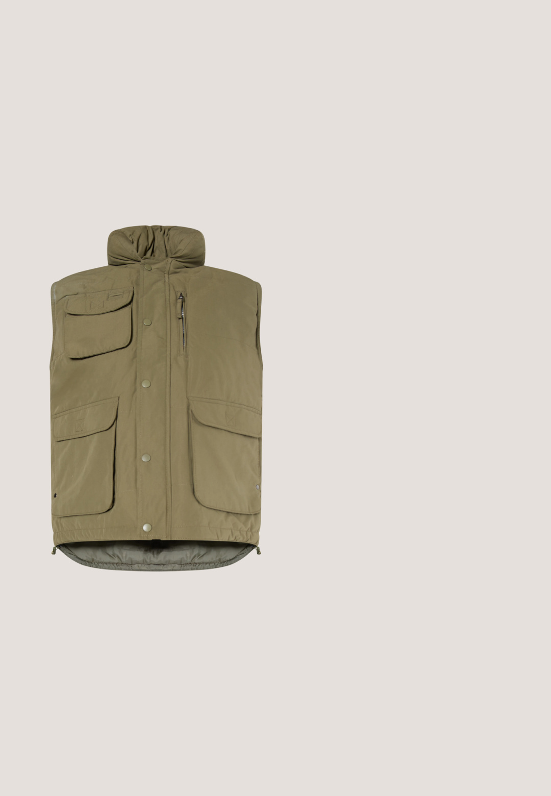Kaki mouwloze donsjas met hoge kraag, drukknopen, ritssluiting en vier voorzakken, waarvan twee met kleppen en één verticale ritszak.; Olijfgroene hoodie met zwart "PTRL DRIVEN" graphic. Kan rekenen op een voorzak en contrasterende stiksels.; Camo t-shirt in olijfgroen, bruin en zwart, met korte mouwen, ronde halslijn, voorzien van een klein wit logo op de borst. Zacht katoenen materiaal.; Khaki cargo broeken met elastische boorden, meerdere zijzakken en verstelbare bandjes. Gemaakt van duurzame, gestructureerde stof met een ontspannen pasvorm.; High-top sneaker met een mix van crèmekleurige, bruine en groene materialen. Textuurmeshpanelen en rubberen zolen met oranje accenten.; Camouflage heuptasje in beige met rode accenten, voorzien van een voorvak met ritssluiting, een stoffen riem en een merklabel met tekst op een label.