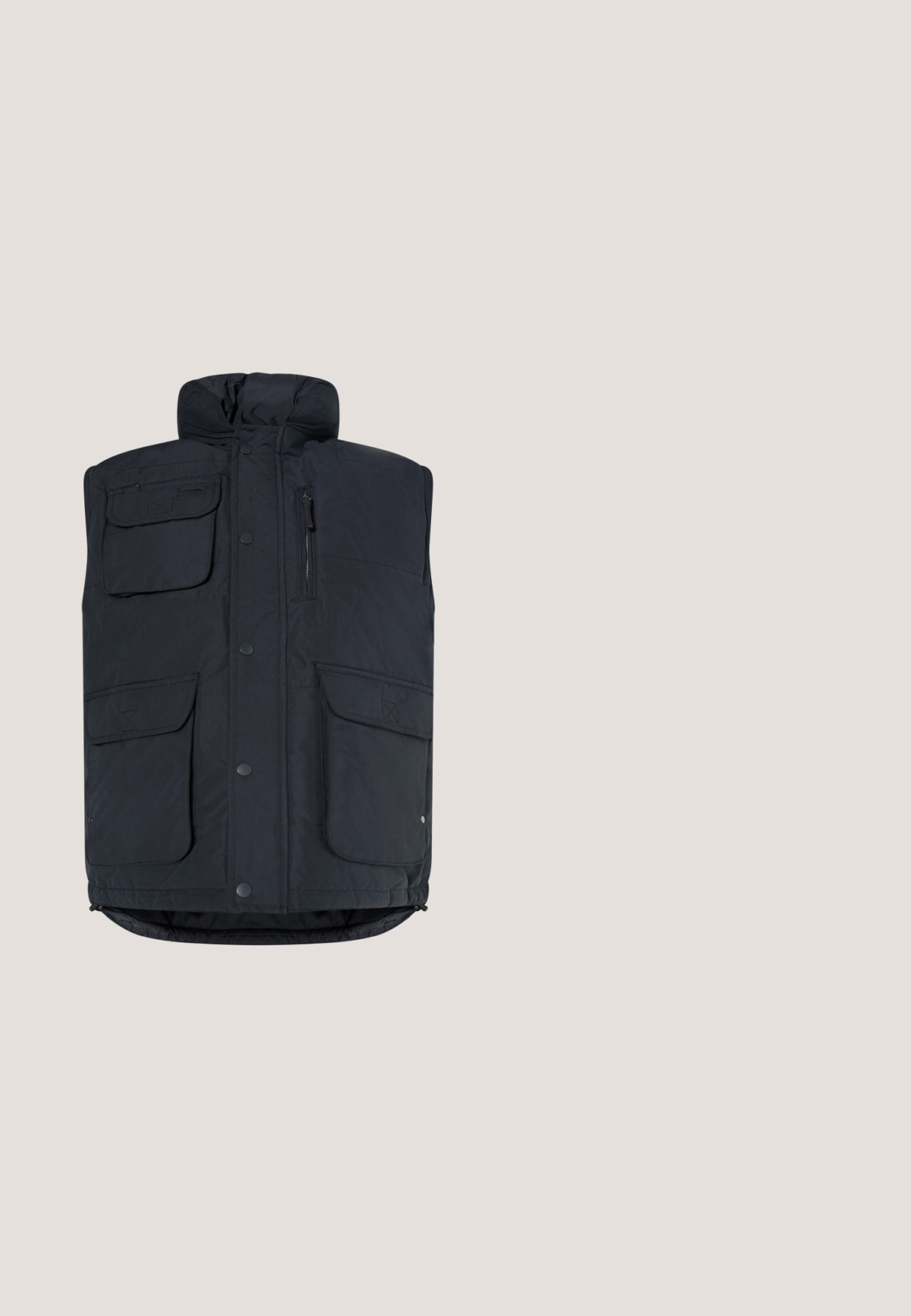 Zwarte gewatteerde mouwloze vest met hoge kraag, drukknoopsluiting aan de voorkant, borstzak met rits en drie klepzakken aan de voorkant.; Donkergrijze pullover sweatshirt met een ritskraag, ribgebreide boorden en onderrand. Voorzien van een klein logo op de linkermouw. Zachte textuur.; Kortärmelig grijs gemêleerd Henley-shirt met drie knopen en een klein borstzakje, plat gelegd op een witte achtergrond.; Grijze denim jeans met een slim fit, voorzien van vijf zakken, een knoopsluiting en subtiele stikseldetails. Zachte textuur en een strakke uitstraling.; Grijze sport schoen met een bovenwerk van mesh, witte veters en grijze accenten. Voorzien van een rubberen zool en een gevoerde kraag voor comfort.; Grijze textielen schoudertas met een gestructureerd oppervlak, verstelbare zwarte strap en gegraveerd "Porsche Design" logo op de voorkant.