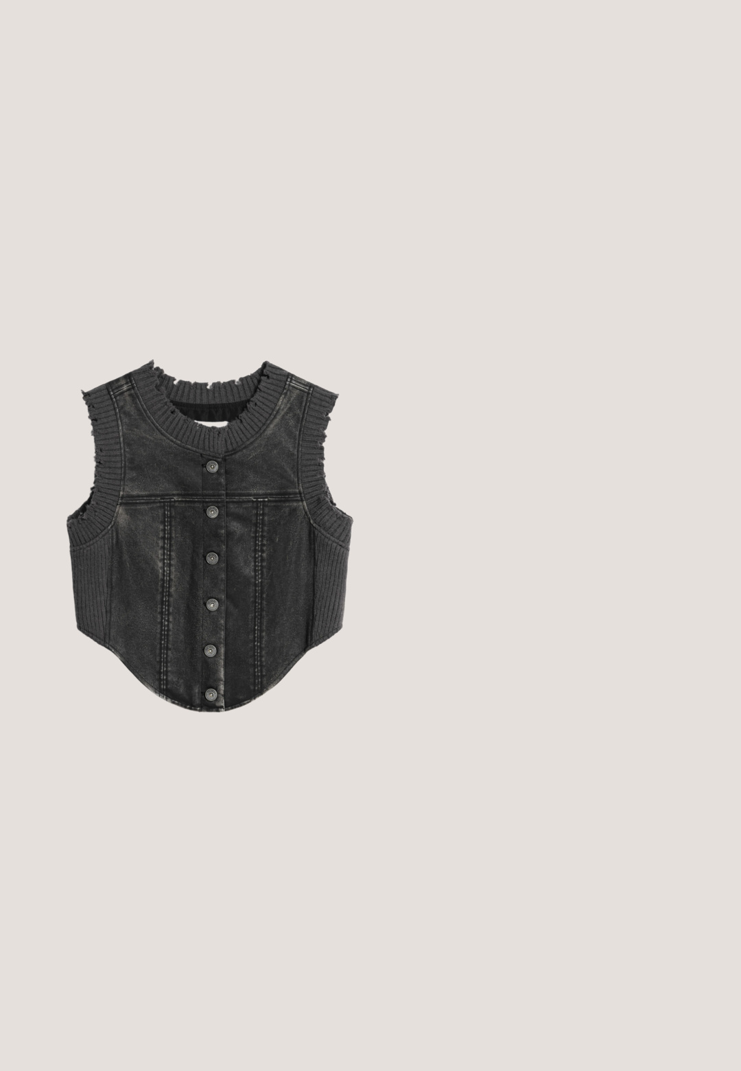Schwarze Jeansweste mit geripptem Stoff am Kragen und an den Armöffnungen. Mit sichtbaren Nähten und sechs metallenen Druckknöpfen auf der Vorderseite.; Schwarzer Rollkragenpullover aus glattem Strickstoff. Verfügt über lange Ärmel und ein figurnahes Design, mit gerippten Kragen- und Saumakzenten.; Braune, gefaltete Hosen mit hohem Bund, aus einem glatten, strukturierten Stoff und mit schmal zulaufenden Beinen, die eine lockere Passform bieten.; Schwarze Lederschuhe mit abgerundetem Zehenbereich, niedrigem Absatz, Schnürdesign und sichtbaren Nähdetails entlang der Kanten.; Schwarze Leder-Schultertasche mit runder Form, glatter Oberfläche, einem einzigen Tragegurt und einem Reißverschluss oben. Mit dezentem Branding.; Goldene Creolen mit einer Unendlichkeit-Form, die auf einer Seite ein strukturiertes Muster und auf der anderen Seite eine glatte Oberfläche aufweisen. Sicherer Verschluss.