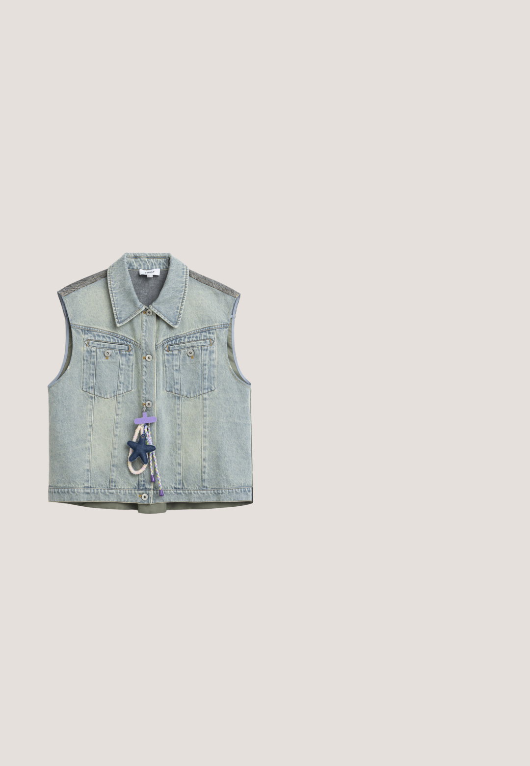 Chaleco sin mangas de mezclilla azul claro con botones al frente, dos bolsillos en el pecho, cuello y un adorno decorativo en forma de estrella con cordones adjuntos.; Camisa blanca de manga larga con botones, cuello puntiagudo y bolsillo en el pecho, mostrada sobre un fondo liso.; Jeans de talle alto en color beige, hechos de algodón. Cuentan con cinco bolsillos, un cierre de botón y cremallera, piernas rectas y un sutil detalle de costura.; Mocasín de cuero negro con tacón bajo, detalles cosidos en la parte delantera y una correa decorativa sobre el empeine.; Gafas de sol de forma de ojo de gato en patrón de carey con lentes marrón degradado. Presentan acentos en tono dorado en las patillas, con la marca "Michael Kors."; Bolso de piel marrón claro con textura suave, forma redondeada, asas dobles y una etiqueta decorativa. Presenta costuras sutiles y un diseño elegante.