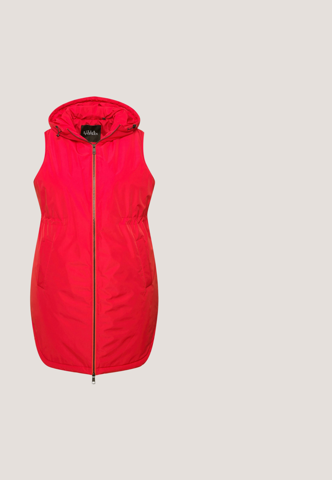 Rode mouwloze vest met een capuchon, een ritssluiting aan de voorkant, twee zijzakken en elastische details bij de taille voor een getailleerd voorkomen.; Rode gebreide trui met een ronde hals, verlaagde schouders en een geribbelde zoom. Heeft een textuur met een grof patroon over de hele trui.; Korte mouwen, loszittend overhemd met rood-witte verticale strepen en een witte kraag, afgebeeld tegen een effen witte achtergrond.; Rode sweatpants van zachte stof, met een wijd uitlopend ontwerp en witte zijstrepen. Elastische tailleband met verstelbaar trekkoord.; Witte sneaker met twee rode strepen aan de zijkant, rood hielstuk, witte veters en een gestructureerde lichtbruine zool.; Rode, afgeronde leren handtas met korte handgreep en afneembare bijpassende schouderriem, met metalen merkembleem aan de voorkant.