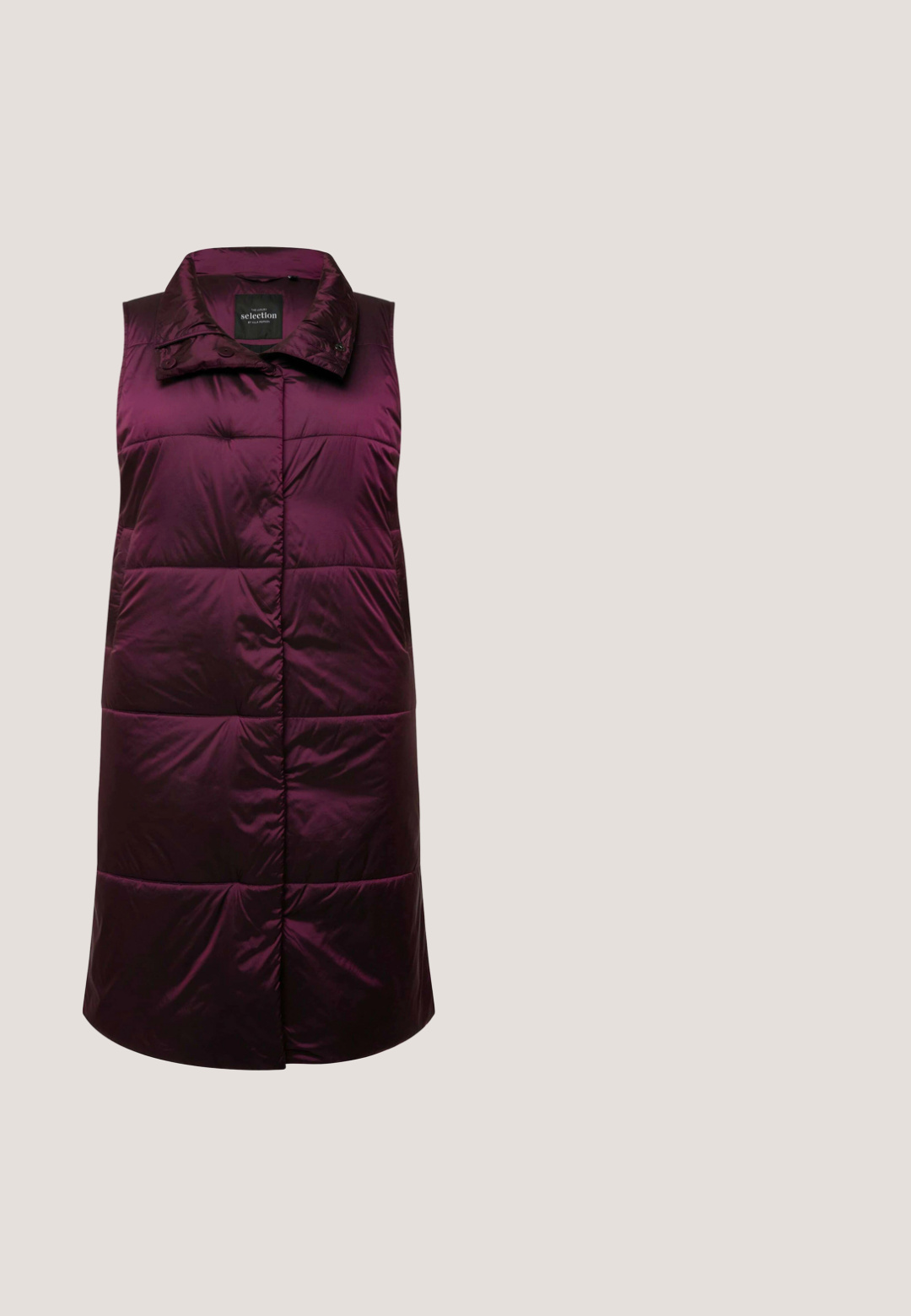 Lila gepolsterte Weste mit weitem Kragen, Knopfverschluss vorne und rechteckigem Steppmuster. Hergestellt aus glänzendem, leichtem Material.; Rosa und schwarze gestreifte Rollkragenpullover mit langen Ärmeln, gerippter Textur und einem taillierten Kragen.; Graue Denim-Jeans mit geradem Schnitt, die an der Vorderseite abgeriebene Stellen aufweisen, einen klassischen Knopfverschluss und fünf Taschen haben.; Schwarzer Low-Top-Sneaker mit weißer Ferse und dicker weißer Sohle, goldenem "Tommy Hilfiger"-Logo an der Seite und schwarzen Schnürsenkeln.; Schwarze Lederhandtasche mit rechteckiger Form, flachem Boden, zwei Schulterriemen und einem kleinen Logodetail auf der Vorderseite. Glatte Textur.; Tommy Hilfiger TOGGLE HEART - Ohrringe - silver-coloured