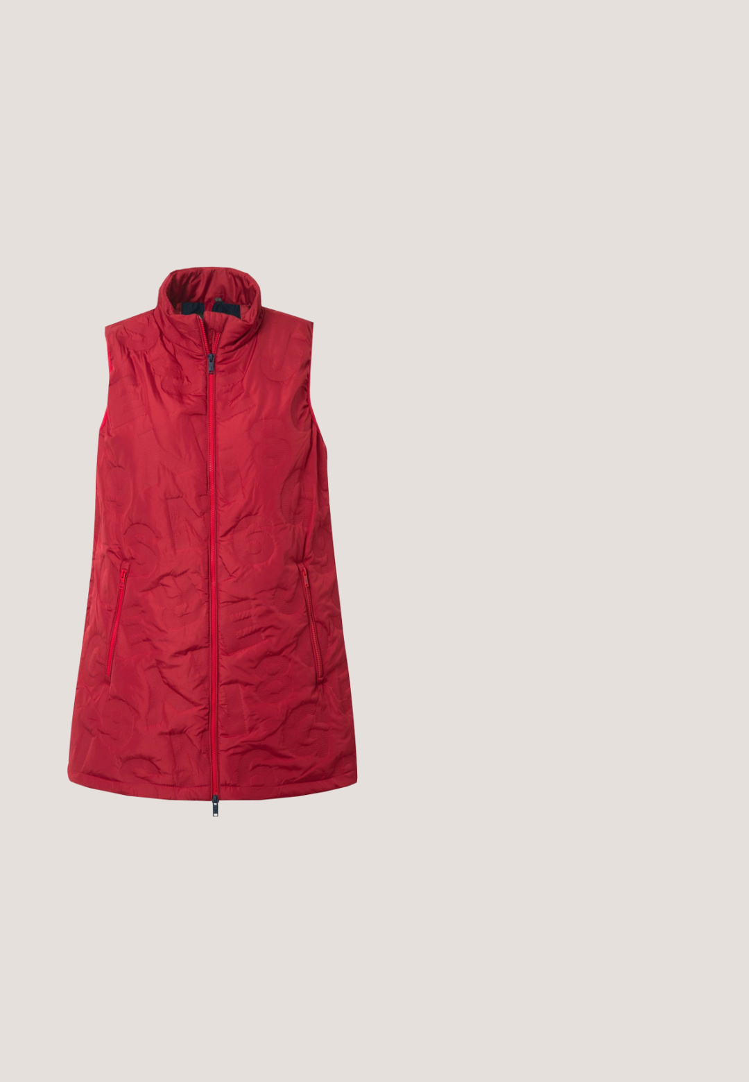 Rød ærmeløs puffervest med høj krave, lynlås-lukning og diagonal quiltet mønster. Har to sidelommer og diskrete præget detaljer.; Sort V-hals T-shirt med korte ærmer og opbrettede kanter, med en lyserød hjerte-patch med små nitter og omgivende motiverende tekst på brystet.; Løveprint leggings med en tætsiddende design, elastisk talje, glat tekstur og en lys beige baggrund med mørkebrune pletter.; Rød sneakers med pailletter, en lyserød rem og logo på siden. Har en rund tå og en gummirubber sål for godt greb.; Marron skuldertaske lavet af blødt stof, med en buet, polstret rem og en lynlåslukning med et lille mærke på forsiden.; Gul og perle lagdelt halskæde med en funklende rhinstenkæde og en justerbar lås med kædeforlænger.