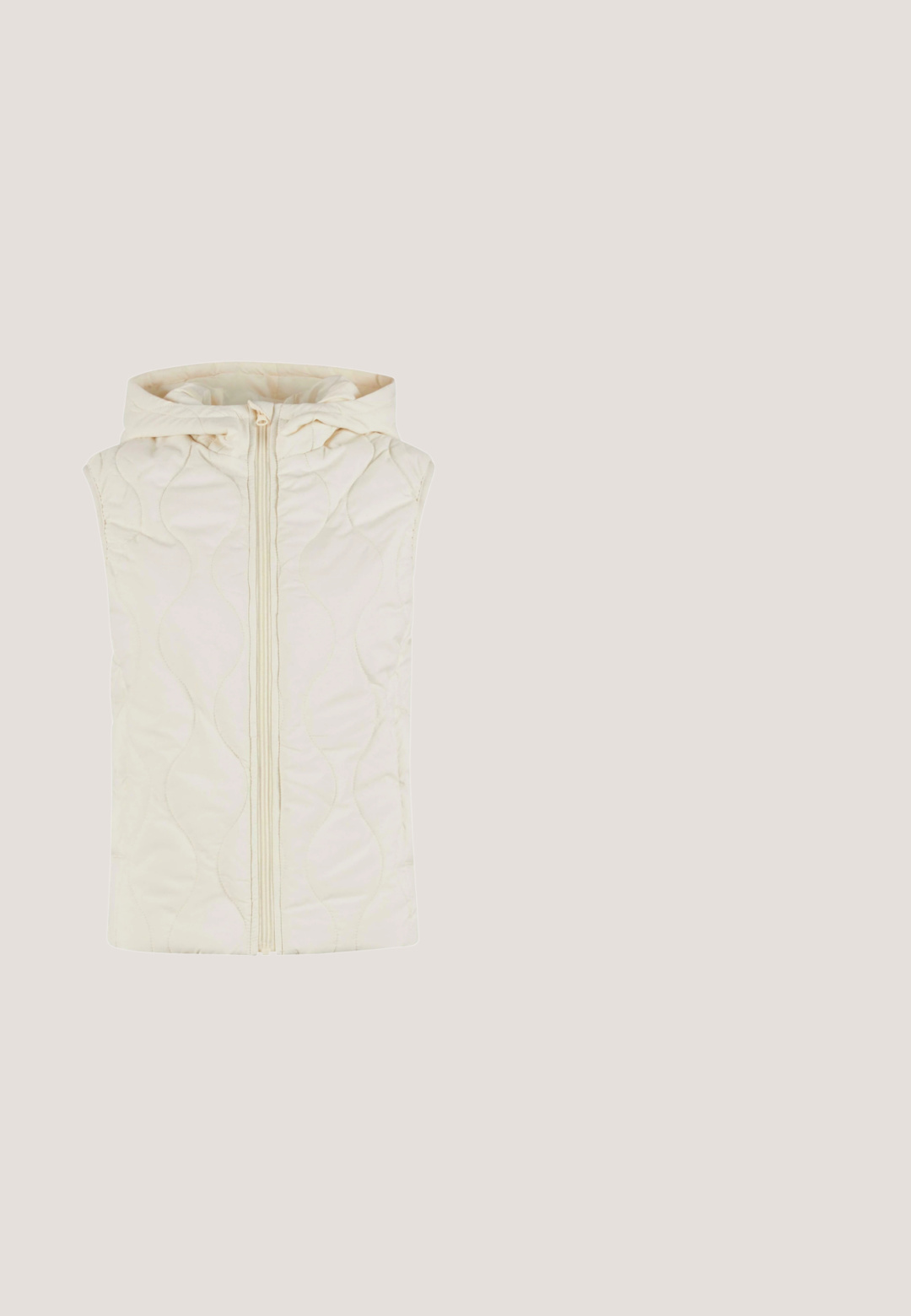 Chaleco acolchado de color crema, con capucha, cierre frontal con cremallera y textura suave con patrones de olas en la tela.; Sudadera beige con cuello redondo, mangas largas y puños acanalados. Presenta un logo blanco en el pecho y una textura suave y lisa.; Camiseta de color beige claro con mangas cortas, que presenta finas rayas verticales blancas y un logo bordado en la parte delantera. Material de algodón suave.; Pantalones de chándal color beige claro con cintura elástica, puños fruncidos y un sutil acento de logo en el costado. Hechos de una suave tela texturizada.; Zapatillas de piel blanca con puntera perforada, acentos dorados y cordones planos, combinadas con pantalones beige sobre una superficie amarilla texturizada.; Bolso pequeño beige de hombro con cierre de solapa y logotipo "PP" entrelazado en relieve en el centro delantero.