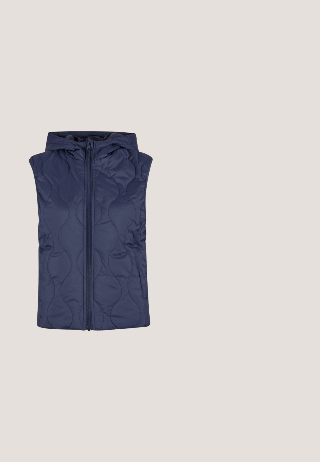 Mørkeblå ærmeløs vest med et kviltet bølgemønster, fuld frontlynlås og hætte. Fremstillet af letvægtigt, polstret materiale.; Multifarvet cropped sweater med vandrette striber. Materialet har en blød, struktureret fornemmelse. Har rund halsudskæring og lange ærmer.; Lyseblå kortærmet t-shirt med et lille, diskret blomstermotiv på øverste venstre bryst og rund halsudskæring.; JJXX JXABBIE - Træningsbukser - silver lake blue; Sneakers i en blanding af grå, marineblå og ferskenfarvet ruskind; har hvid mellemsål, lyserøde accenter og et kontrastfyldt snøredesign.; Lys blå tote bag lavet af blødt stof, med to håndtag og en aftagelig rem med "PEPE JEANS" logo. Inkluderer en lynlås lukning.