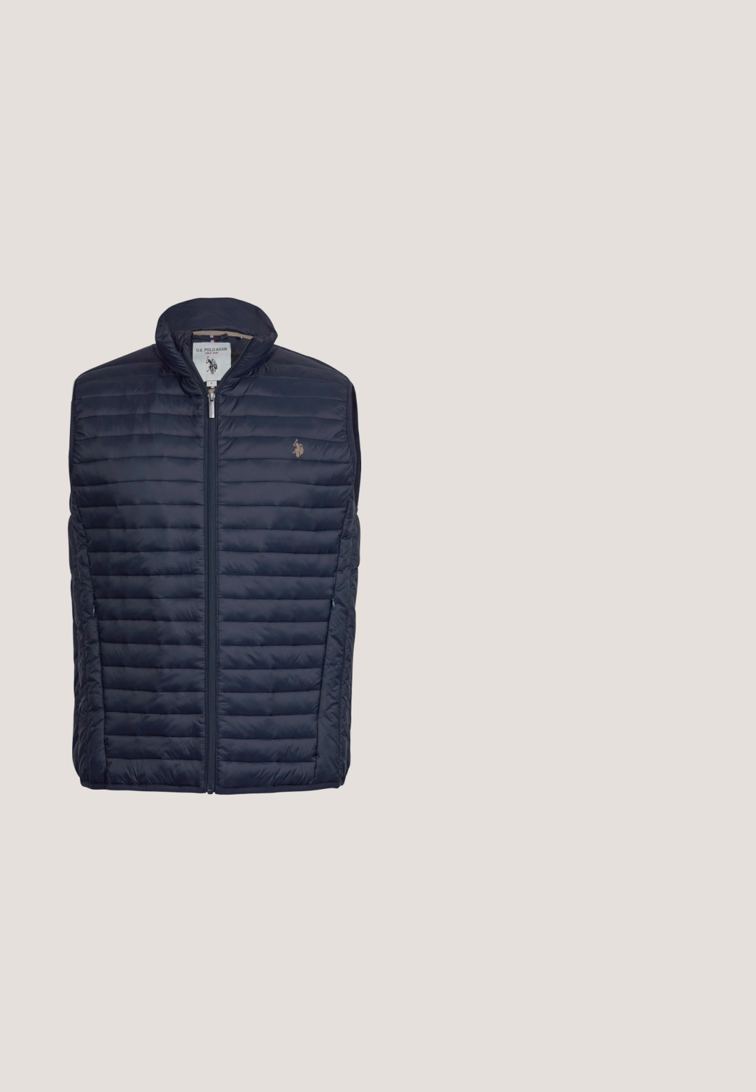 Marineblauwe gewatteerde vest met een gestikte patroon, hoge kraag en ritssluiting aan de voorkant. Bevat zijzakken en een klein logo op de borst.; Marineblauwe pullover sweatshirt met een kwart-rits halslijn, ribgebreide manchetten en een klein logo in rood, wit en blauw op de borst. Glad textuur.; Navy polo shirt van katoen met een zachte textuur. Heeft een knoopsluiting met twee knopen en contrasterende accenten op de kraag en mouwen.; Lichtblauwe spijkerbroek van denim, met een rechte pijpdesign, zijzakken en een knoopsluiting. Verweerd uiterlijk langs de stof.; Marine sportd schoenen van suede, met mesh accenten en een rubberen zool. Lichtgewicht ontwerp met een gevoerde kraag en textuurdetails.; Marineblauwe rechthoekige zonnebril met donkere glazen en rode accenten op de pootjes, geplaatst op een witte ondergrond.