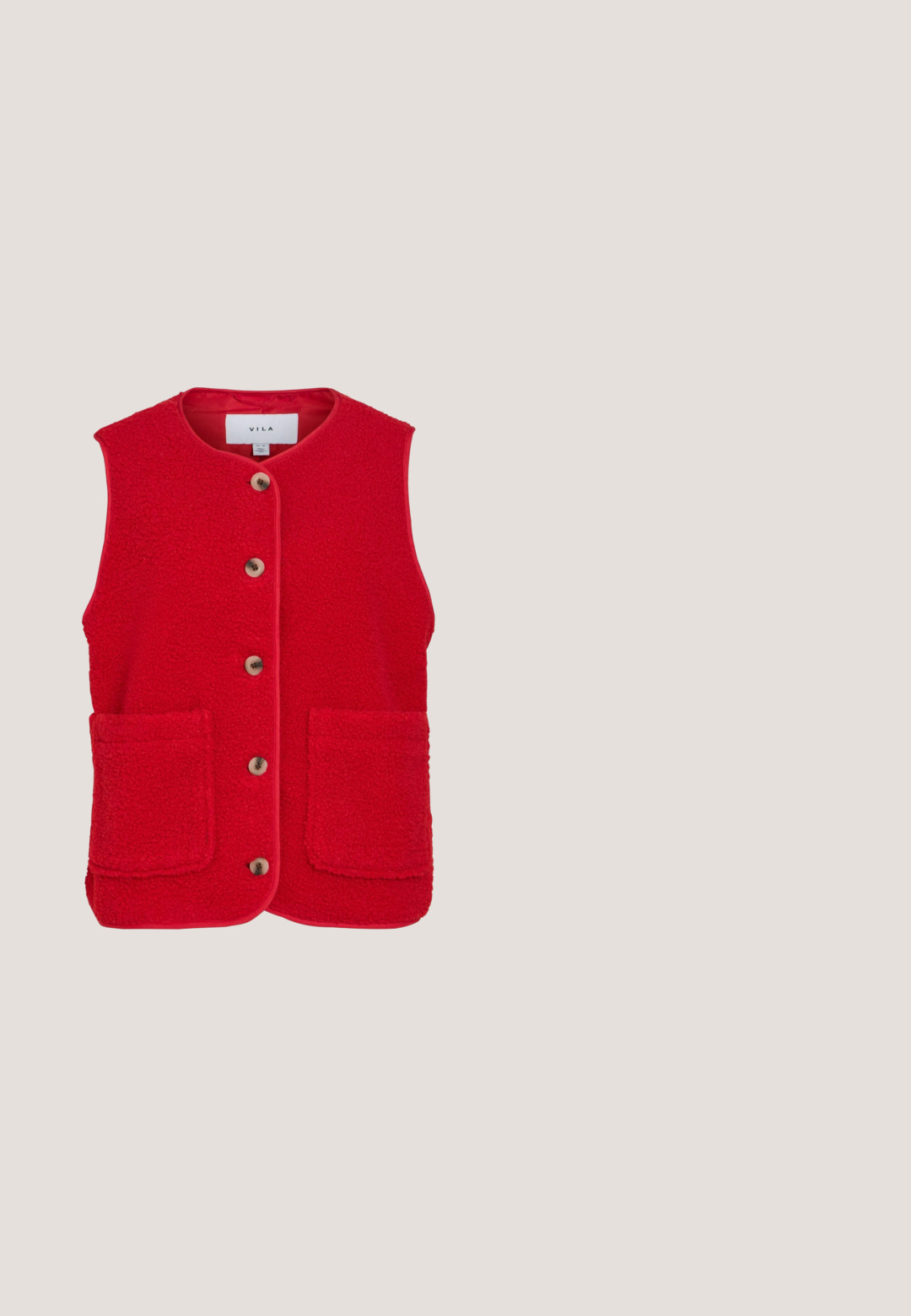 Rød fleece vest uden ærmer med fem beige knapper foran og to store forlommer.; Hvid bomulds t-shirt med korte ærmer, med fed sort tekst "I," et rødt hjerte, og "ME" i en uformel skrifttype.; Røde, letvægts, vidde ben bukser lavet af et tekstureret stof og med en elastisk talje, som har en snor. Ingen lommer er synlige.; Røde ruskinds sneakers med hvide læderdetaljer og snørebånd. Har en kraftig hvid sål og et siderand design. Casual atletisk stil.; Rød læder crossbody taske med en lang justerbar rem og et håndtag med løkke, minimalistisk design med en frontspænde.; Fin guldkæde med tre jævnt fordelt røde og sorte mariehønsvedhæng og en justerbar lukning med en rund tag.