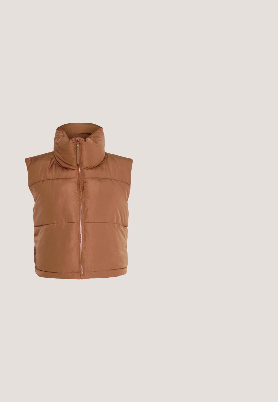 Vero Moda VMMILEY SHORT WAISTCOAT - Vesta - aztec; Bežový rebrovaný rolák s dlhými rukávmi, obtiahnutý strih, mäkká textura a vysoký golier.; Monki Džínsy s rovným strihom - brown dark; Ankletové topánky s leopardím vzorom, vyrobené z texturovanej látky, s obdĺžnikovými špičkami a blokovým podpätkom. Májú bočný zips a podpätok s hnedým dreveným vzhľadom.; Hnedá kabelka so vzorom a zlatým reťazovým detailom, koženým lemom a hladkým zipsom, s geometrickými vzormi na hlavnej textílii.; Zlatý tónovaný viacvrstvový náhrdelník s množstvom retiazok rôznej hrúbky, z ktorých jedna obsahuje malý oválny prívesok. Obsahuje hladké a textúrované prvky.