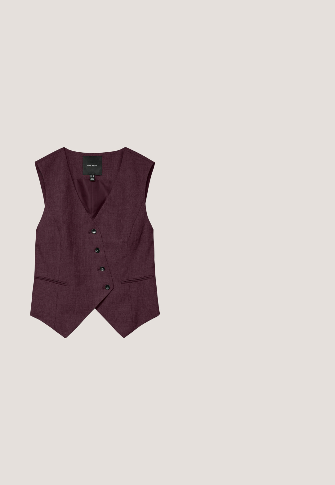 Burgunderrød vest med et struktureret stof, V-udskæring, seks sorte knapper og to forlommer. Ærmeløst design med en skræddersyet pasform.; Langærmet satin bordeaux skjorte med spidst krave og skjulte frontknapper, vist på hvid baggrund.; Mørkebrune bukser med lige ben, bæltestropper og skjult lukning foran, lagt fladt på en hvid baggrund.; Mørkebrune ruskinds højhælede sko med spids tå, en slank hæl og en glat sål, vist fra siden på en hvid baggrund.; Burgundy cat-eye solbriller med mørke linser, glatte plaststel og guld accenter på siderne. Stilfuldt og vinklet design.; Mørkebrun læderhåndtaske med to håndtag og en matchende lille pung placeret foran på en hvid baggrund.
