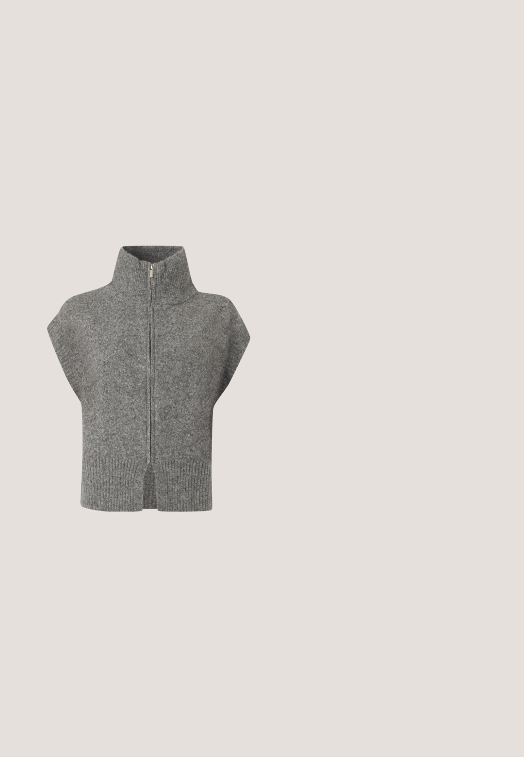 Grå strikket sweater med høj krave, frontlynlås og kapærmer. Ribbet kant og split-sider fremhæver det strukturerede design.; Sort ribbet højhalset sweater med lange ærmer, tætsiddende design og en glat tekstur. Har et højt hals og mansjetterede ærmer.; Sorte bukser med brede ben, høj talje og forreste læg, designet til en afslappet og behagelig pasform.; Marco Tozzi BY GUIDO MARIA KRETSCHMER - Plateaustøvletter - black nature; Sort læder Steve Madden håndtaske med store, runde gyldne metalhåndtag og trekantet topform.; Sølv kædedesign med et pendants af en stjerne og en halvmåne. Har en fin, delikat tekstur og justerbar længde med enlukning.