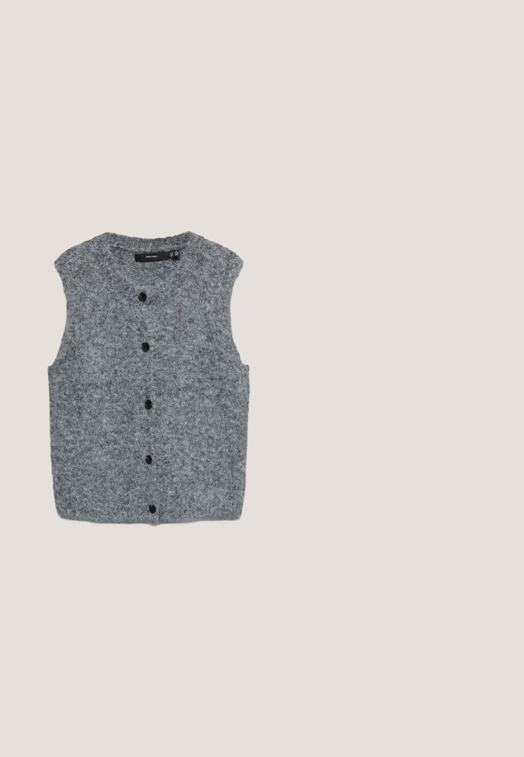 Grijs gebreid mouwloos vest met een zachte textuur, voorzien van een ronde halslijn en zes zwarte knopen aan de voorkant.; Witte blouse met lange mouwen, schulpjes aan de mouwen, een Peter Pan-kraag met een gestrikt strikje en knoopsluiting bij de mouwen.; Wijdvallende denim jeans in donkerblauw, met een hoge taille, vijf zakken en omgeslagen zoom. Glad textuur met subtiele stikdetails.; Zwarte leren enkelboot met een gestructureerde afwerking, zijrits en een chunky hak, met stikdetails en een licht afgeronde neus.; Zwarte leren handtas met dubbele handvatten, voorzakken met rits en details van metalen klinknagels, tegen een effen lichte achtergrond.; Zilverkleurige druppelvormige oorbellen met twee onregelmatige, gepolijste metalen vormen die verbonden zijn door een kleine lus en een steker sluiting.