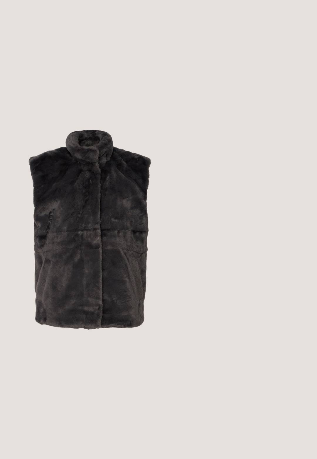 Chaleco de piel sintética gris con cuello alto, sin mangas y textura suave, con costuras horizontales que proporcionan estructura y calor.; Top negro de manga larga con detalles fruncidos, cuello alto y dobladillo peplum acampanado. Fabricado con una tela texturizada y puños con volantes.; Jeans de canalé gris oscuro con corte recto, diseño de cinco bolsillos y cierre frontal con botón estándar. Textura suave con un brillo sutil.; Zapato de charol negro con talón bajo tipo slingback, punta puntiaguda y detalle de hebilla plateada sobre fondo blanco liso.; Bolso bandolera cilíndrico de ante marrón oscuro con correa delgada de cuero ajustable y cierre con cremallera superior.; Uncommon Matters SCULPTED CREOLE - Pendientes - silver-coloured/gold-coloured