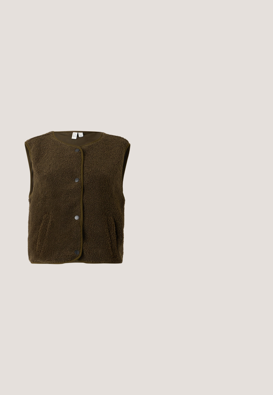 Brun, ærmeløs vest lavet af tekstureret fleece, med rund halsudskæring, trykknaplukning og sidelommer.; Grøn ribstrikket sweater med høj hals og lange ærmer. Blød tekstur, afslappet pasform og subtile farvevariationer over det hele.; Sorte denim straight-leg jeans med høj talje, fem-lomme design og synlig syning. Glat tekstur med en let falmet finish.; Sort mule-sko med spids tå, lav stilet-hæl og glat finish, vist fra siden på en hvid baggrund.; Sort læder skuldertaske med en afslappet design, der har et karakteristisk knyttet håndtag og en lynlåslukning. Glat tekstur overalt.; Sølvstjernede øreringe med en poleret, blank overflade. Hver ørering har fem spidser og subtile teksturdetaljer på overfladen.