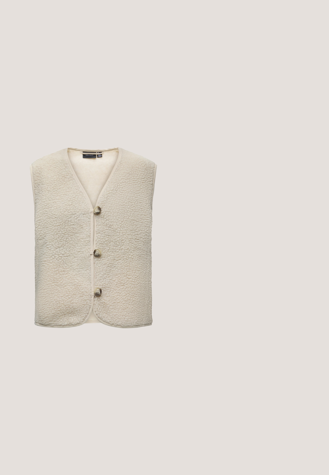 Chaleco polar sin mangas beige con tres grandes botones en la parte delantera y una superficie texturizada y suave.; Top blanco de manga larga de canalé con cuello redondo, textura suave y diseño ajustado. Líneas verticales sutiles crean una apariencia estilizada.; Larga falda maxi de color gris oscuro, hecha de tela suave y elástica. Presenta una cintura alta y un diseño fluido, con costuras laterales sutiles para darle forma.; Mocasines de charol negro con punta cuadrada ancha, suela elevada y un mínimo detalle de costura en el empeine. Suela de goma plana y gruesa.; Bolso de piel marrón con dos asas largas, forma rectangular estructurada, textura suave y bordes redondeados. Presenta detalles de acentuación en las asas.; Par de pendientes de aro plateados pulidos con diseño de barra curva en capas sobre un fondo claro y liso.