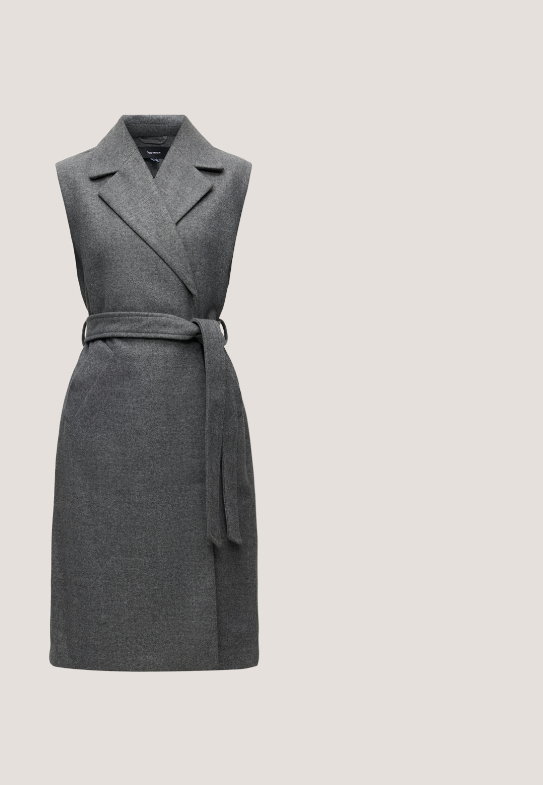 Gilet enveloppant sans manches en laine grise avec de larges revers et une ceinture assortie nouée à la taille, présenté sur un fond clair uni.; Pull gris ajusté en maille côtelée à manches longues avec col roulé haut et silhouette fine sur fond uni.; Chemise gris clair à manches longues avec fines rayures blanches verticales, fermeture boutonnée à l'avant, col pointu et poignets assortis sur fond uni.; Pantalon large taille haute gris foncé avec plis à l'avant, passants pour ceinture et fermeture dissimulée à l'avant.; Mocassin en cuir noir avec un petit talon et un emblème décoratif en or sur la sangle, présenté sur un fond gris clair uni.; Sac à main en cuir noir avec deux poignées en métal argenté, bandoulière amovible et logo embossé "Emporio Armani Milano 1981" sur le devant.