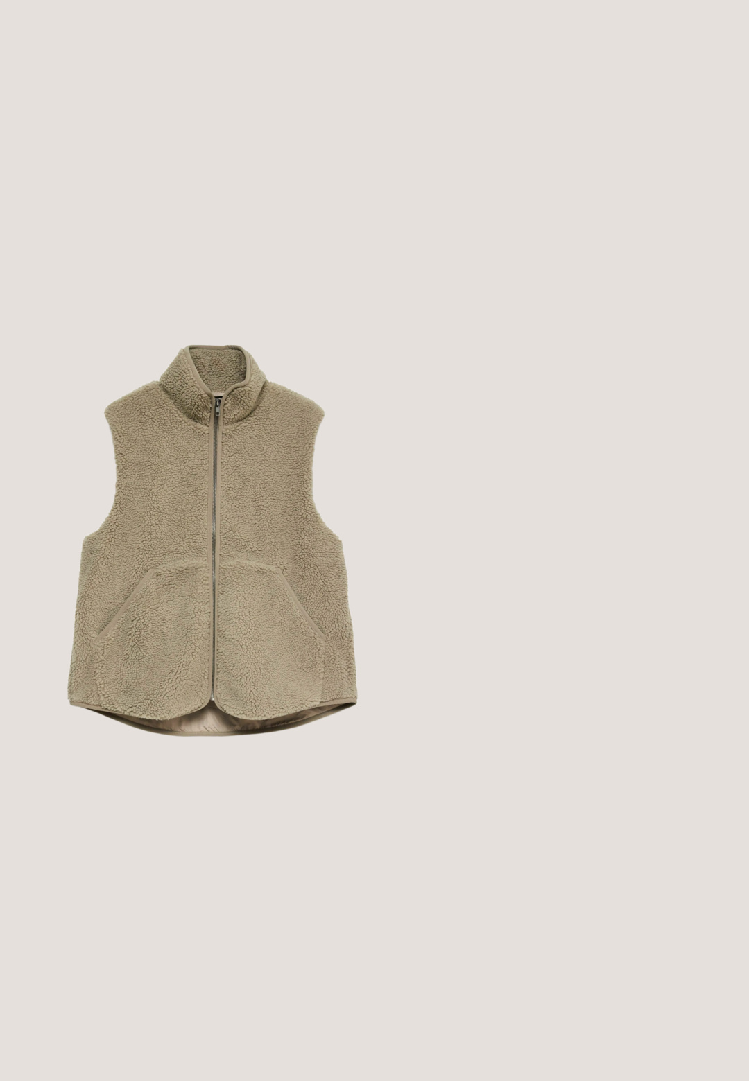 Beige mouwloze fleecevest met ritssluiting, hoge kraag en twee voorkantzakken, gemaakt van zachte, gestructureerde sherpastof.; Witte gebreide trui met een ronde halslijn en lange mouwen, voorzien van een textuur kabelpatroon en een aansluitende zoom. Merklabel zichtbaar aan de binnenkant.; Crème-kleurige langekleurige turtleneck top met slim fit en een gladde stoffen textuur, weergegeven op een effen witte achtergrond.; Beige corduroy broek met riemlussen, knoopsluiting aan de voorkant, ritssluiting en rechte pijpen.; Bruine sneaker met pluizige beige textuur, suède accenten en een dikke, geribbelde beige zool. Voorzien van vetersluiting en subtiele branding.; Bruine schoudertas van nep-shearling met een zwarte leren band en ritssluiting. Voorzien van een rechthoekig zakje en een zachte, getextureerde body.