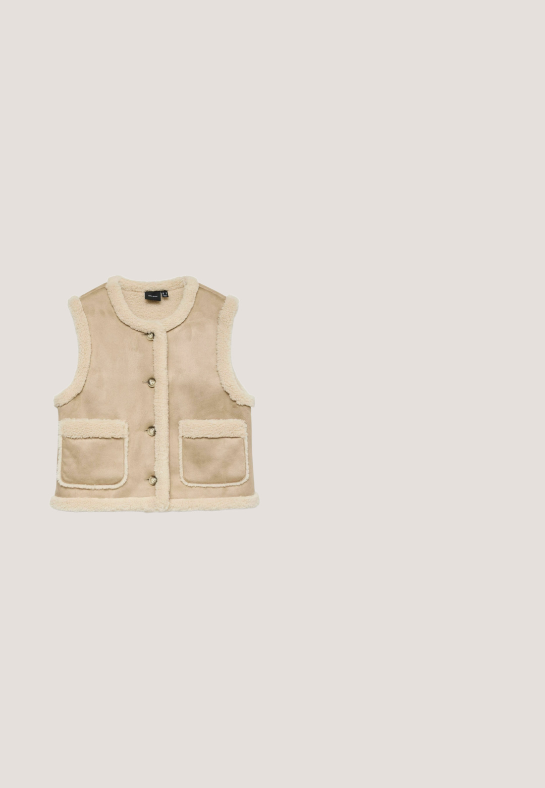 Gilet sans manches en peau retournée beige avec fermeture à boutons, deux poches avant et bordure duveteuse autour des bords et des emmanchures.; Pull crème en tricot doux, avec un col rond côtelé et des poignets, présentant un détail de couture en V subtil sur le devant.; Haut beige clair à manches longues en tissu doux, avec un col rond et une coupe décontractée, un ourlet droit et un minimum de détails de couture.; Pantalon large couleur crème avec une taille haute élastique et sans poches ni ornements visibles.; Bottines en suède beige avec un revers en maille côtelée, semelle en caoutchouc plate et un patch logo sur le côté. Texture douce avec un design décontracté.; Sac à main rectangulaire en fausse fourrure marron avec des anses en tissu, nom de la marque embossé "LIU JO" et une étiquette assortie attachée par une boucle en corde.