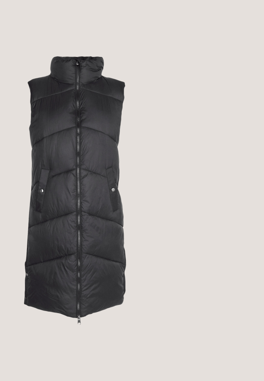 Sort puffervest med høj krave, lynlås foran, stort chevron-syning og to sidelommer. Glat, skinnende stofstruktur.; Sort turtleneck sweater med lange ærmer, lavet af et glat strikket stof. Har et tætsiddende design og en ribbet krave.; Sorte denimjeans med en tætsiddende pasform, fem-lomme stil og kobbernitter. Har en let falmet finish og lige ben.; Sorte læderankelstøvler med elastiske sidepaneler, struktureret krokodillemønster, kraftig platformsål og løkke til at tage dem på.; Sort tote bag i faux fur med blød tekstur, korte håndtag og rektangulær form. Har et lille logomærke på den ene side.; Pilgrim Øreringe - gold-coloured