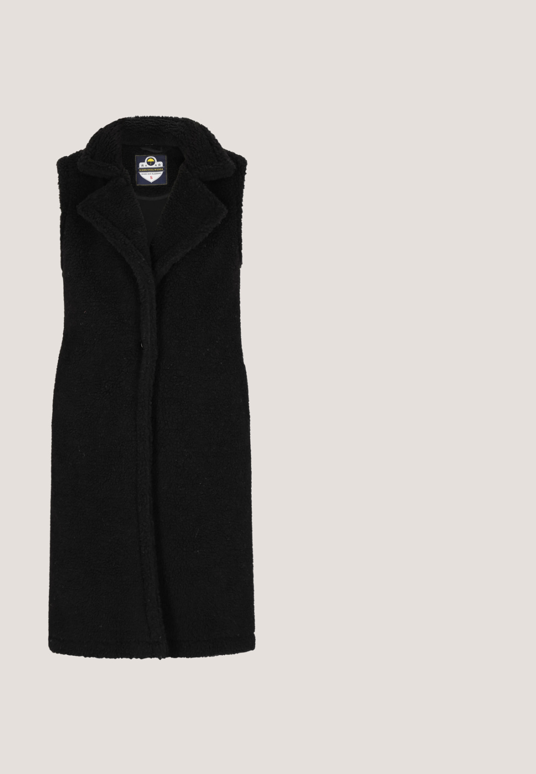 Schmuddelwedda Bodywarmer - schwarz; Zwarte coltrui met lange mouwen en geribde manchetten en zoom, afgebeeld op een witte achtergrond.; Zwarte broek met wijde pijpen, hoge taille, riemlussen en subtiele zijstrookdetails.; Zwarte enkellaars met een gestructureerde nepbont manchet. Heeft een hartvormig ontwerp in crème aan de zijkant en een chunky zool voor extra stabiliteit.; Zwarte leren crossbodytas met een getextureerd oppervlak, voorzien van een goudkleurige drukknop en een dunne, verstelbare schouderriem.; Gouden kettinghanger met vijf sterrenvormige diamantaccenten, verbonden door delicate schakels, met een gladde, verfijnde afwerking.