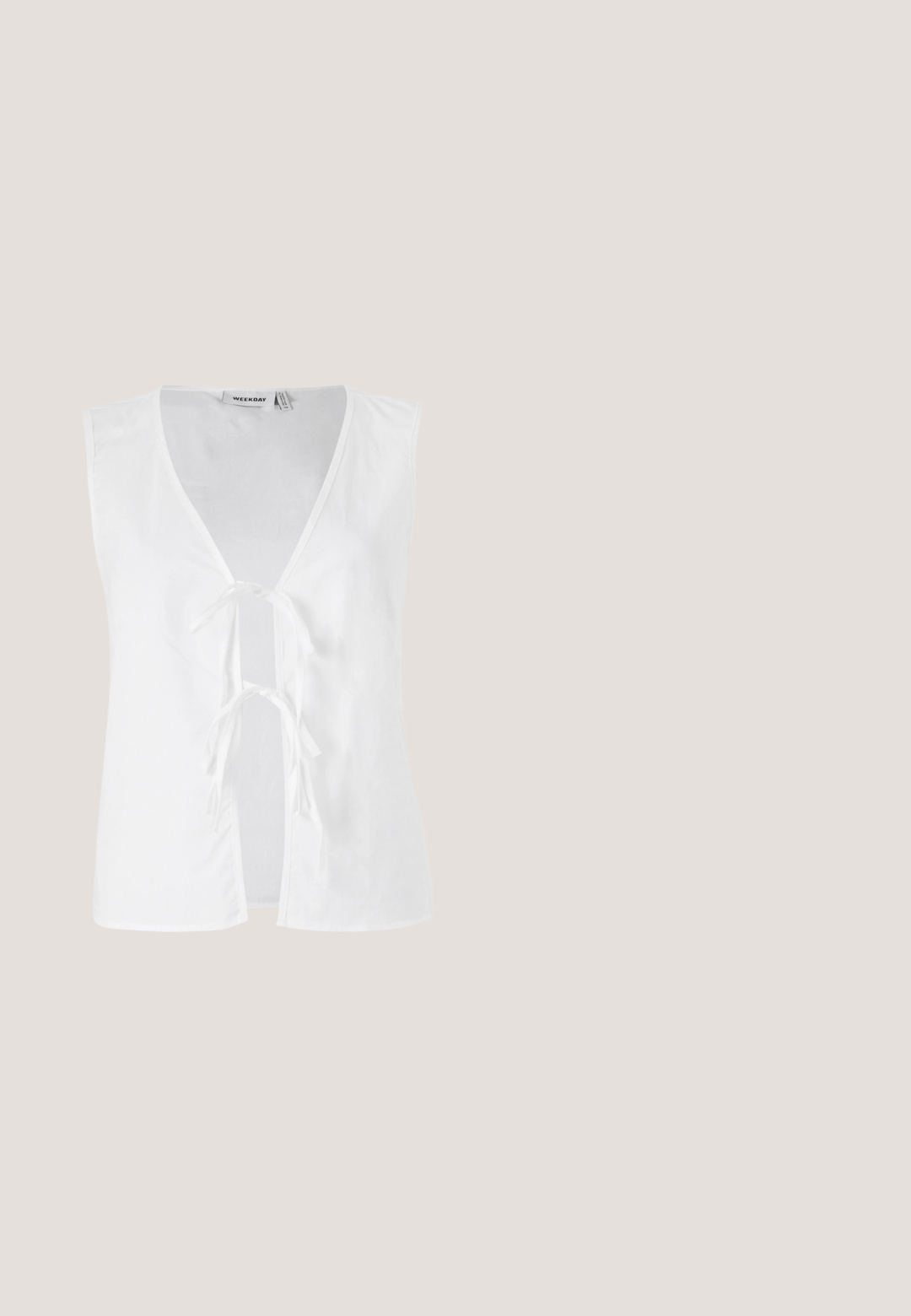 Haut sans manches blanc avec un décolleté en V profond, ouverture frontale maintenue par des liens. Texture lisse avec un design minimaliste, sans motifs ni embellissements.; Haut sans manches en dentelle blanche avec bretelles volantées, col en V profond, buste ajusté et bas ample et fluide avec un petit nœud devant.; Shorts bleu ciel avec des rayures verticales blanches, taille élastique, longueur mi-cuisse et texture en coton lisse.; Sandales jaunes à brides avec un petit talon, comportant une fine bride de cheville et plusieurs brides croisées formant un design à bout ouvert.; Lunettes de soleil rectangulaires en écaille avec des montures épaisses et des verres teintés marron posées sur une surface blanche.; Sac fourre-tout en crochet beige avec un motif floral ajouré, présentant de grandes et petites fleurs ainsi qu'une poignée simple en boucle.