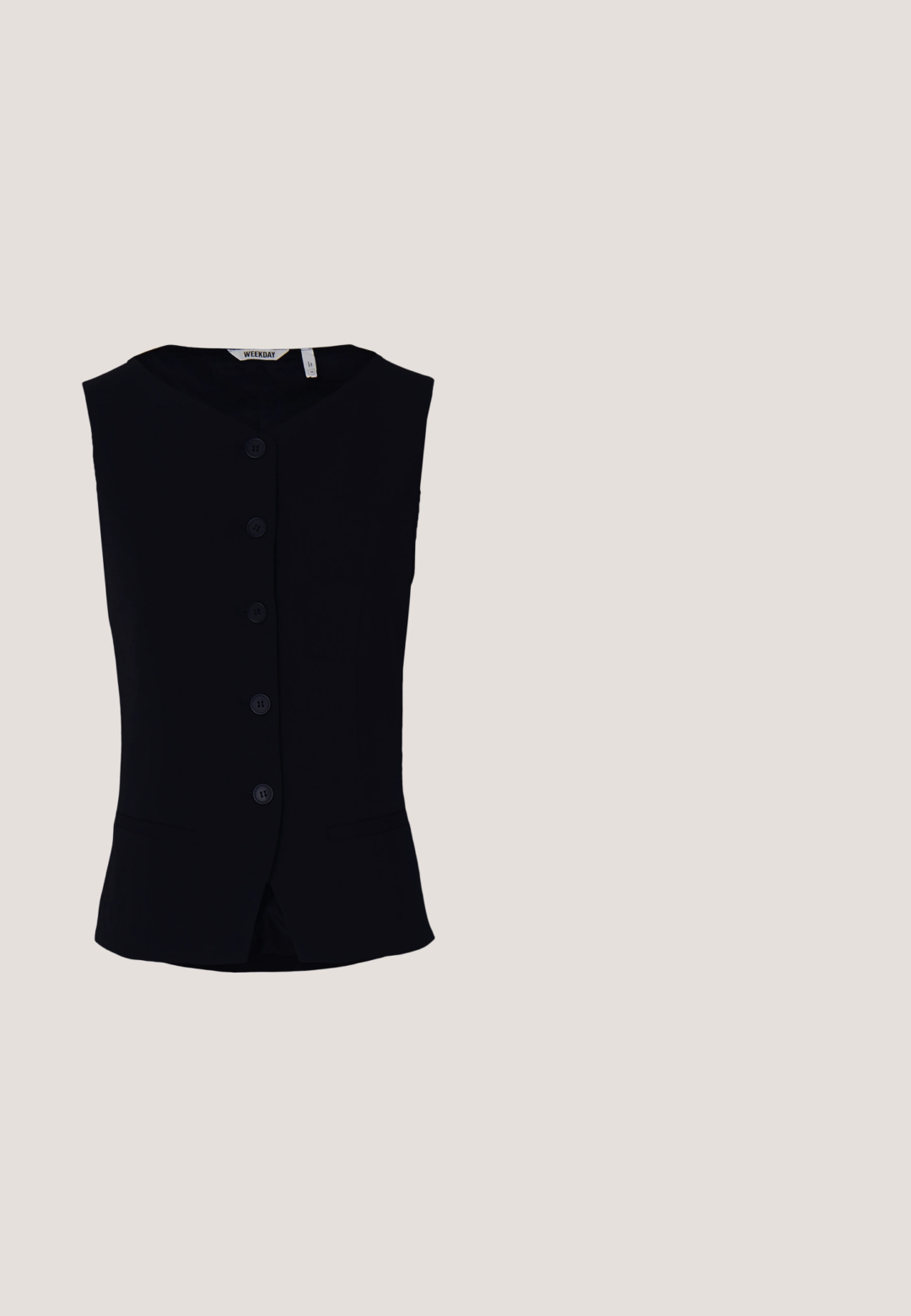 Weekday WAISTCOAT - Veste sans manches - black; Chemise à manches courtes violet foncé avec un petit col en forme de goutte et un col rond, présentée sur un fond clair uni.; Jean bootcut marron foncé avec bouton et fermeture éclair, poches avant et arrière, présenté à plat sur un fond blanc uni.; Chaussure Mary Jane bordeaux foncé brillante à trois brides et boucles argentées flottant au-dessus d’une surface argentée métallique rembourrée.; Sac à bandoulière en cuir noir avec sangle réglable et deux grandes fleurs décoratives en cuir noir avec œillets métalliques sur le devant.; Boucles d'oreilles en argent en forme de créoles avec une surface texturée, rehaussées de nombreuses petites pierres claires, dotées d'un fermoir à tige sécurisé.