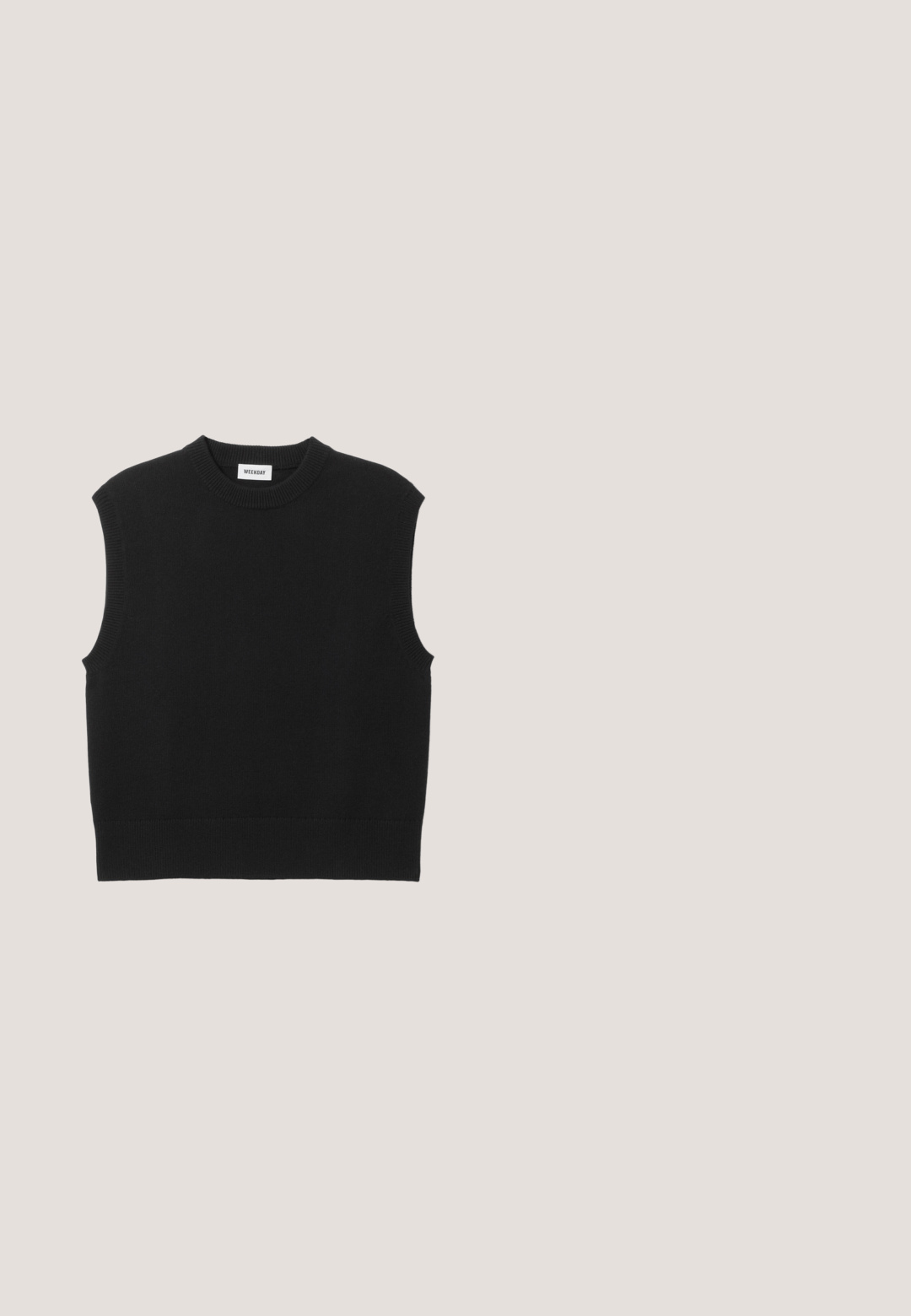 Zwarte, mouwloze gebreide gilet met geribde ronde hals, armsgaten en zoom, plat gelegd op een lichtgrijze achtergrond.; Zwart shirt met lange mouwen en ronde hals, eenvoudige, losse pasvorm, plat gelegen op een lichtgrijze achtergrond.; Witte denim jeans met een rechte snit, vijf-pocket ontwerp, knoopsluiting en subtiele stikseldetails. Gladde textuur en minimalistische stijl.; Zwarte leren loafers met een gladde afwerking, voorzien van een decoratieve band en contrasterende stiksels, gecombineerd met beige broeken.; Smalle zwarte stropdas met een gestructureerd, diagonaal ribbelpatroon. Beschikt over een spitse punt en een gladde afwerking. Geschikt voor formele kleding.; Zwarte leren riem met een zilveren metalen gesp, met een klassiek ontwerp en een gladde textuur. Inclusief gaatjes voor verstelbare pasvorm.