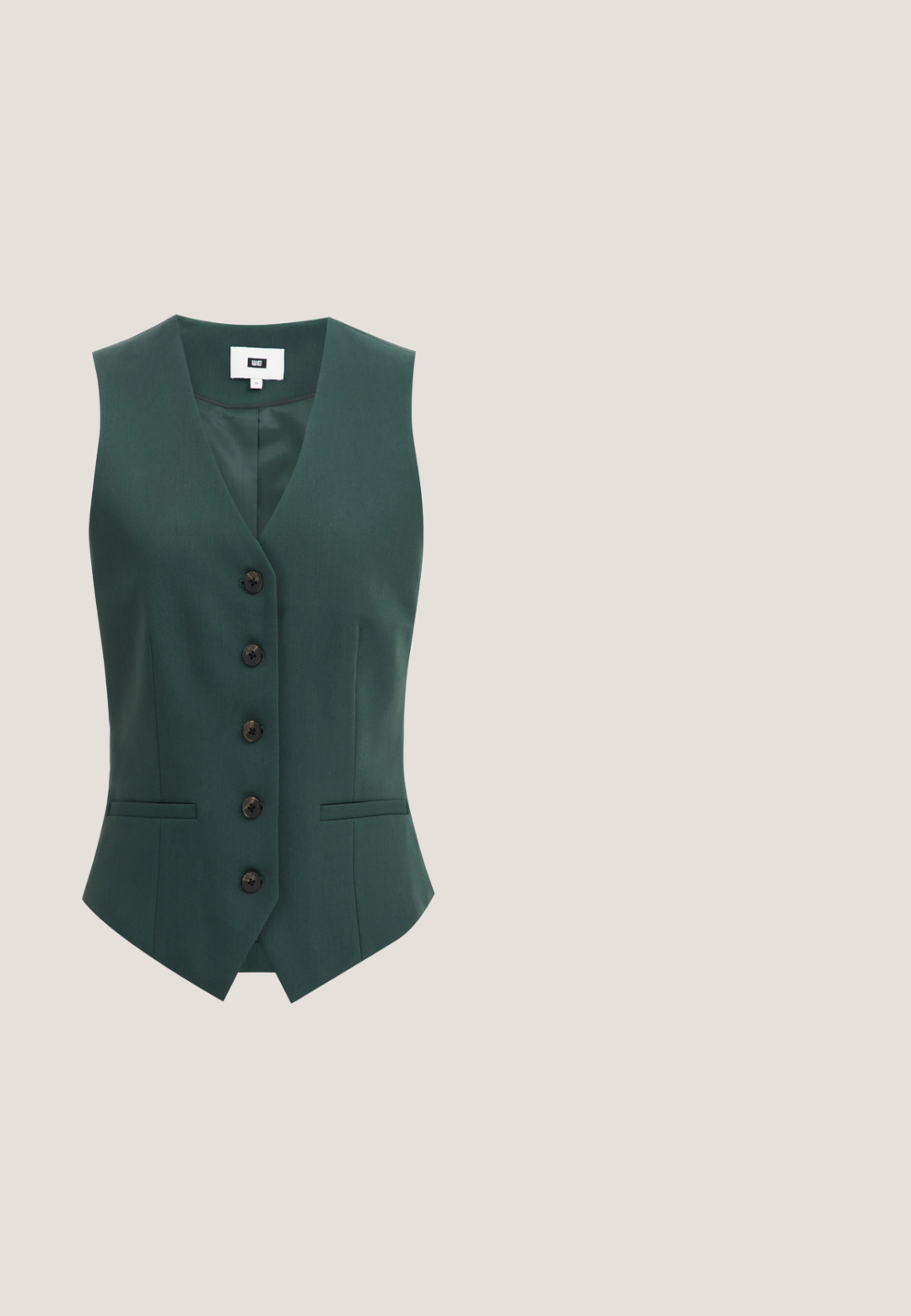 Chaleco verde con escote en V, cinco botones negros y dos bolsillos frontales; fabricado en una tela suave con un ajuste entallado y forma estructurada.; Vestido blazer negro con mangas largas, cintura ajustada y cinturón anudado. Presenta un cuello con muesca y tela lisa y estructurada.; Sandalia de tacón alto de ante negro con punta abierta, tira en el tobillo con hebilla dorada y silueta curvada. Suela plana con acabado texturizado.; Gafas de sol cuadradas de gran tamaño con montura negra, lentes de color gris oscuro degradado y patillas finas de metal dorado sobre una superficie blanca.; Bolso rectangular negro brillante con asa superior, herrajes dorados y correa desmontable, colocado sobre un fondo claro y sencillo.; Juego de collar y pulsera en tono dorado con diseños florales y de hojas de cristal claro, ambos con cierres de cadena ajustables sobre un fondo blanco.