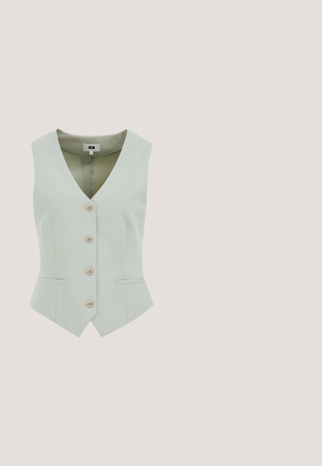 Lichtgroene mouwloze vest met een V-hals, vijf knopen in een zandkleur en twee voorkzaken. Gestructureerd ontwerp met een getailleerde vorm.; Lichtgroene korte mouw gebreide top met ronde halslijn, aangesloten silhouet, en geribbelde boorden en zoom.; Lichtgrijze uitlopende broek van een gladde stof, met een aansluitende taille en zijzakken, voorzien van een persnaad aan de voorkant voor extra structuur.; Lichtgroene suède slingback damesschoen met kittenheel, spits toelopende neus en lage, gebogen hak.; Mintgroene leren schoudertas met een gladde textuur, slank rechthoekig ontwerp, verstelbare strap en een zilveren hardwareaccent.; Groene gemarmerde ronde studoorbellen, aangevuld met onregelmatige details van goudkleurig metaal op een witte achtergrond.