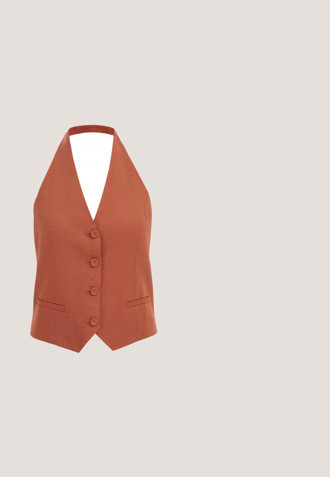 WE Fashion Weste - braun;  rostfarbene Jacke aus strukturiertem Stoff mit Kragen, Vorderknöpfen und verstellbaren Riemen an den Ärmeln. Figurbetontes Design mit Nähten.; Locker sitzende Hose mit braunem und rostfarbenem Blumenmuster auf weißem Hintergrund, mit elastischem Bund und Seitentaschen.; Braune Ledersandale für Damen mit klobigem Absatz, Knöchelriemen mit Schnalle und dekorativen Schildpatt-Perlen auf den vorderen Riemen.; Braune geflochtene Clutch aus einem gummiartigen Material, mit rechteckiger Form und vertikalen Rillen in einem Überkreuzmuster.; Ein Paar glänzende braune, tröpfchenförmige Ohrringe mit dezent dunkleren Mustern auf einem weißen Hintergrund.