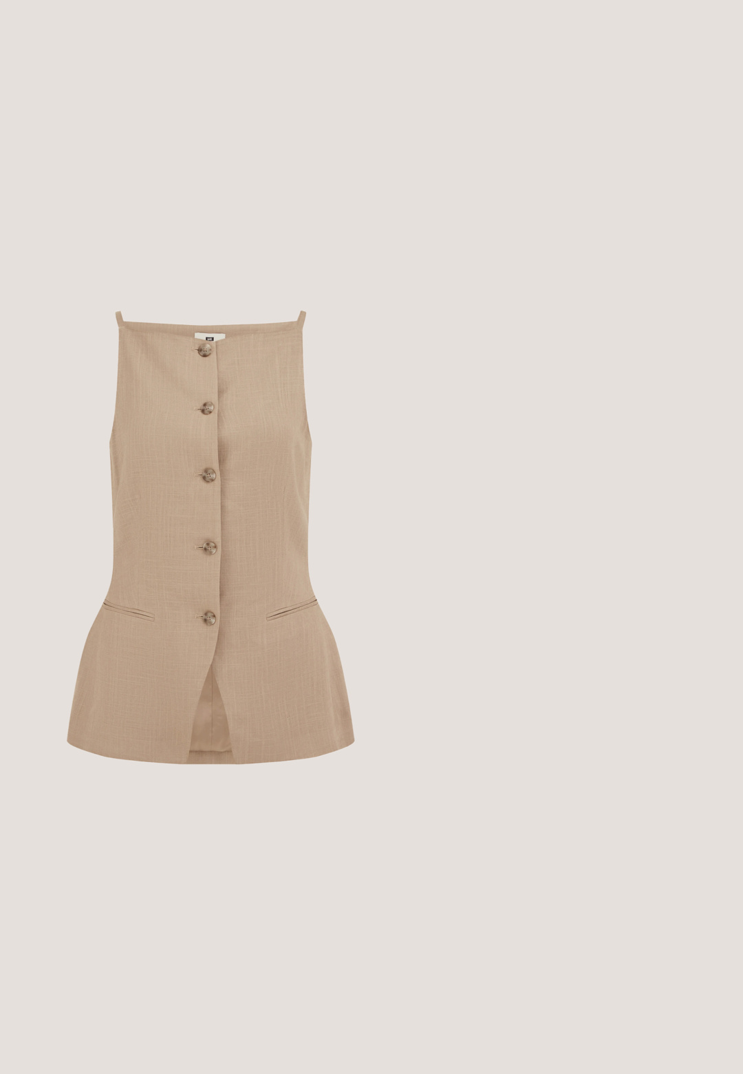 Chaleco sin mangas beige para mujer con cinco botones delanteros y dos pequeños bolsillos horizontales cerca de la cintura.; Top negro de manga larga con textura acanalada, con cuello redondo y bordes de dobladillo con forma de pico, hecho de un material elástico para un uso ajustado.; Pantalones holgados de color verde oliva con cintura elástica y puños elásticos en los tobillos, diseñados para un ajuste cómodo.; Mule beige de tacón alto con puntera abierta, acabado brillante y tacón de aguja delgado sobre fondo blanco.; Bolso de hombro de cuero marrón con patrón tejido, cierre de solapa y correas ajustables sobre un fondo blanco.; Anillo de color dorado con una superficie lisa y brillante. Presenta un diseño esculpido con forma curvada y contornos distintivos y fluidos.