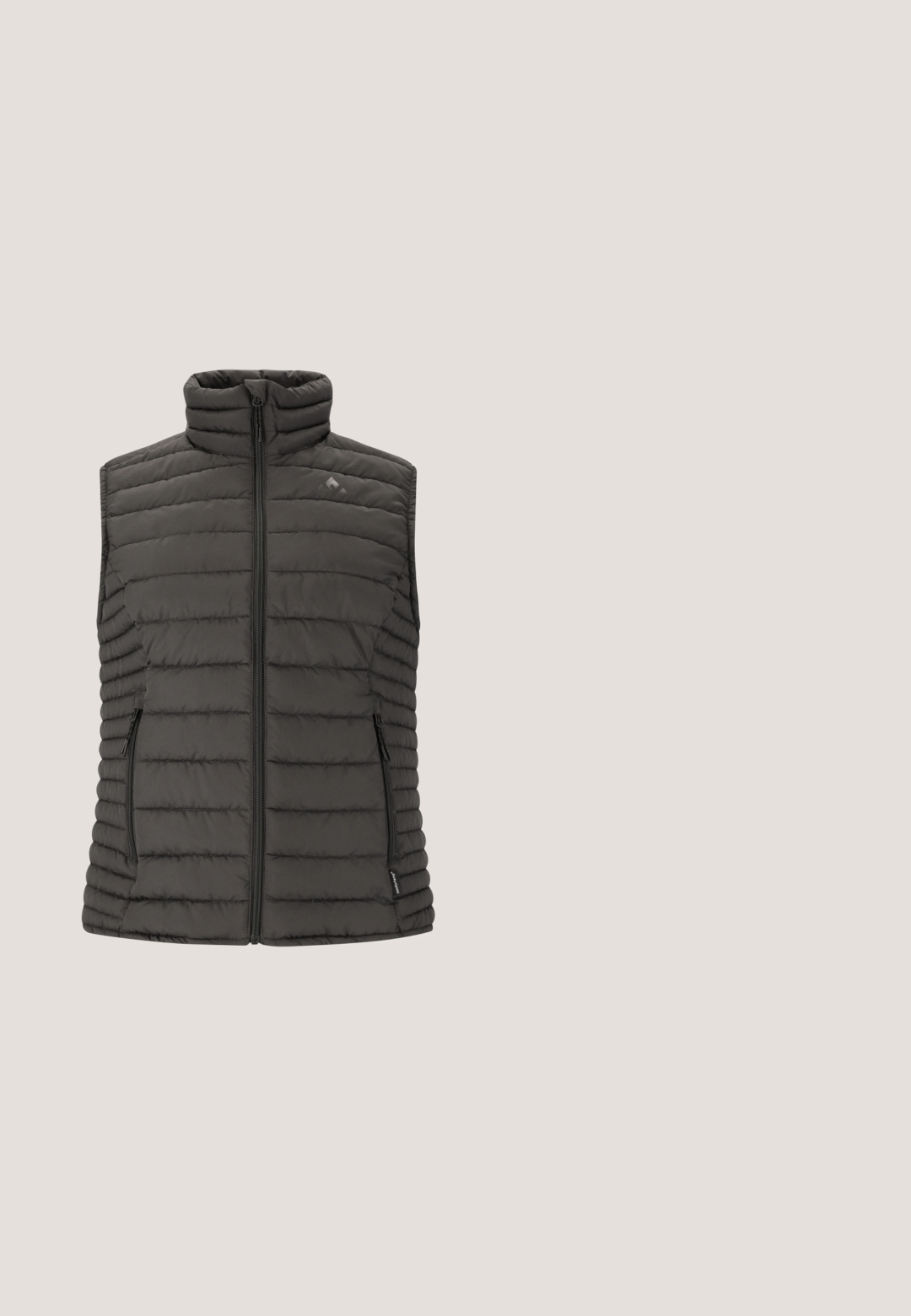 Ærmeløs, quilted vest i mørkegrå, med høj krave, frontlynlås og to sidelommer med sorte lynlåse. Glat, letvægtsstof.; Lysegrå fleecepullover med høj hals, halv lynlås, sidelommer med lynlås og en glat tekstur. Enkel logo på brystet.; Grå t-shirt med rund hals, korte ærmer og en sort bjerglinie tegning henover forsiden. Indeholder et lille mærke nederst.; Sorte bukser med elastisk talje, to sidelommer med lynlås og tapered ben med elastiske mansjetter. Lavet af et glat, holdbart materiale.; Whistler Sneakers - simply taupe; Solbriller med en klar plastisk stel og mørke grå linser, der har skrå linser og slanke arme, hvoraf den ene er markeret med mærkets logo.