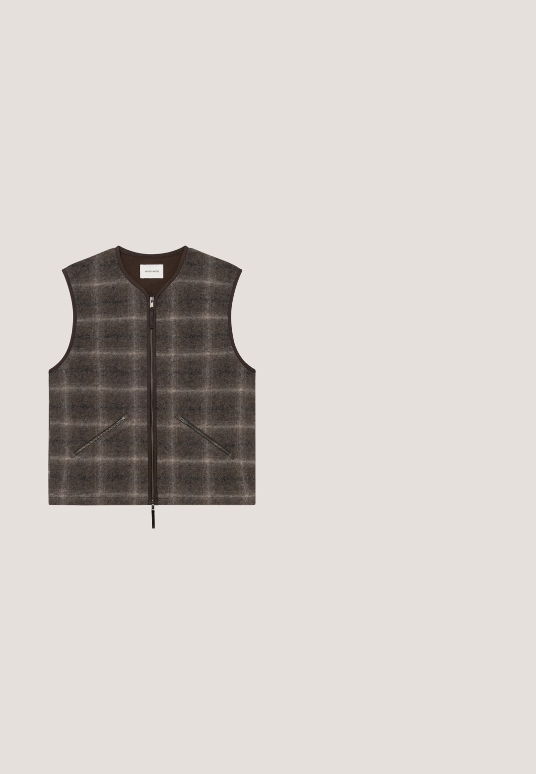 Ærmeløs vest med frontlynlås, mørkegråt og brunt ternet mønster, to skrå lynlåslommer og rund halsudskæring.; Brun turtleneck sweater lavet af blødt stof. Har lange ærmer og en afslappet pasform med ribbet krave og søm.; Skjorte med lange ærmer med knapper, med blåt, brunt og hvidt ternet mønster, spids krave og manchetter, lagt fladt på hvid baggrund.; Brune ternede bukser med lige ben, der har forlommer og en enkelt knaplukning. Glat tekstur, skræddersyet pasform.; Brun læder sko med rund tå, stitched detaljer og en tyk sål med struktureret mønster for greb. Snørebåndsdesign.; Brun læder dokumentmappe med to top-håndtag og en aftagelig skulderrem. Har en frontlomme og subtle syningsdetaljer.