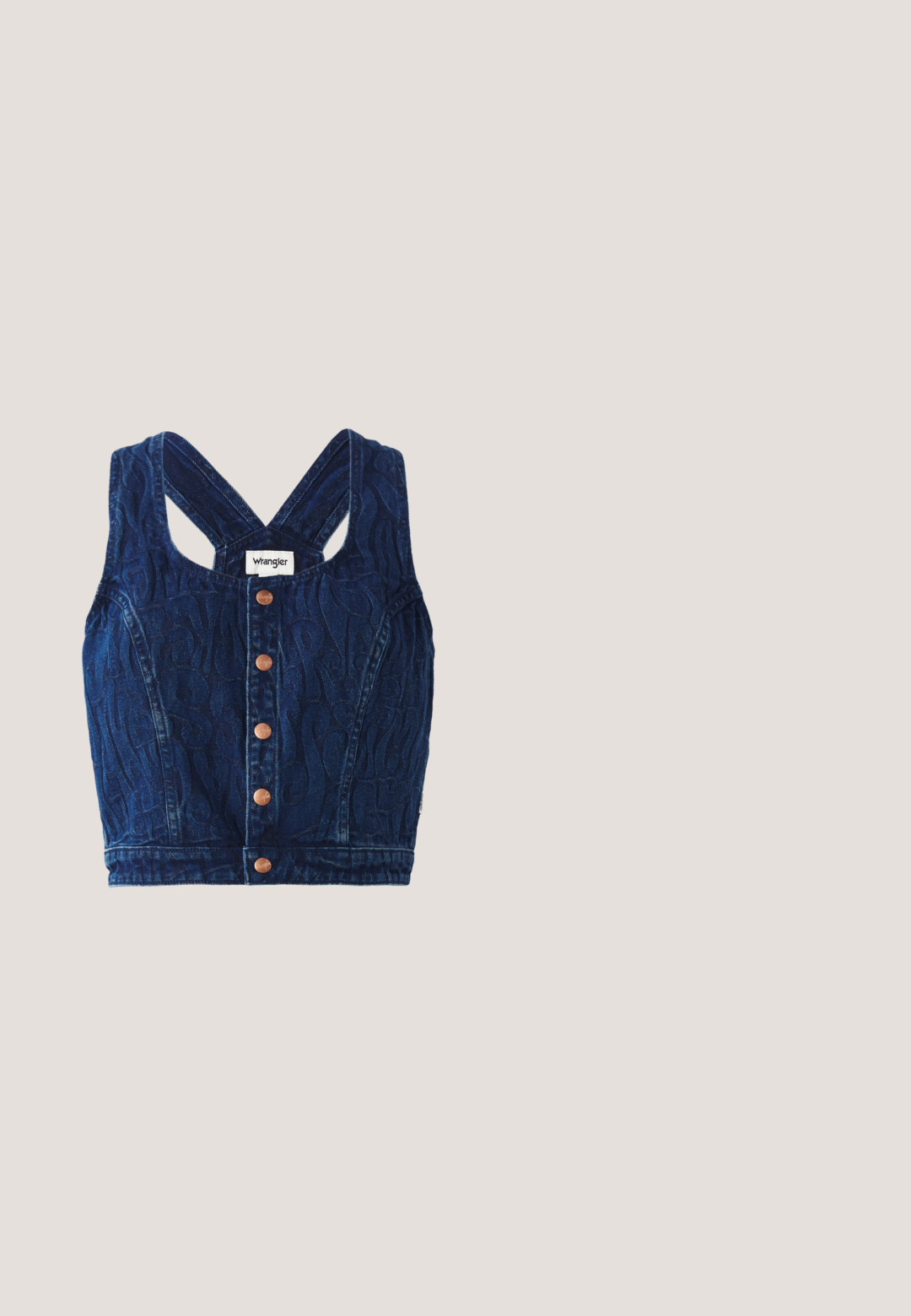 Top court en denim avec un tissu bleu foncé texturé, présentant un devant à boutons et des bretelles croisées au dos. Des boutons cuivrés accentuent le design.; T-shirt court à manches courtes, col en V, couleur marron foncé, coupé court, avec poignets roulés cousus et étiquette "WE THE FREE" à l'intérieur du col.; Shorts en coton beige avec des motifs brodés colorés, comprenant un soleil, des oiseaux et divers animaux. Ceinture structurée avec un bouton à l'avant.; Mocassin en cuir marron avec petit talon bloc, bout moc cousu et bride sur le dessus, sur fond blanc uni.; Lunettes de soleil ovales écaille de tortue avec verres foncés et emblème de lion doré sur les branches, présentées sur un fond blanc.; Sac à main MCM en cuir marron avec motif logo noir, deux poignées, une bandoulière amovible et une petite plaque de marque en métal doré à l'avant.