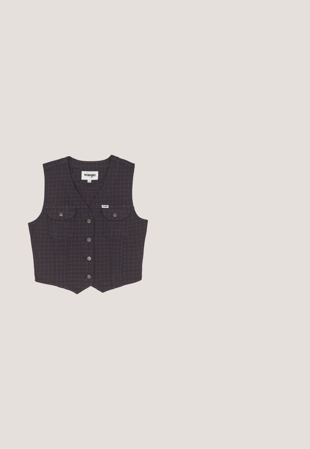 Mønstret ærmeløs Wrangler vest i mørke farver med V-hals, frontknapper, to klaplommer på brystet og Wrangler-logo mærker.; Langærmet skjorte med knapper, ternet i blå, brun og creme, med en brystlomme foran, lagt fladt på en hvid overflade.; Mørkebrun vide bukser lavet af letvægtsstof, med høj talje, plisseringer og to sidelommer, samt elastisk taljebånd.; Mørkebrun slip-on sko med guldspænde og fodseng af kork, placeret på en struktureret grå overflade nær en flisebelagt væg.; Skildpaddefarvede solbriller med et geometrisk design, mørkebrune linser og tykke stel. Kanterne har vinklet snit for en karakteristisk form.; Brun ruskinds håndtaske med to håndtag og læderkant, struktureret med en blød, slasket form, vist mod en hvid baggrund.