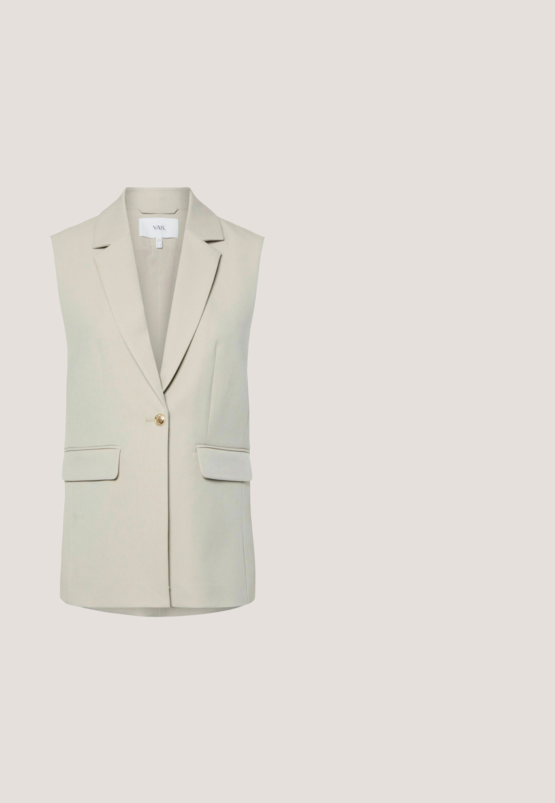 Ærmeløs beige blazer med notch revers, enkelt guldknaplukning og to forlommer med klap.; Lyseblå kortærmet strikket sweater med puffede, ribstrikkede ærmer og rund halsudskæring.; Lyseblå og hvide, stribede pyjamasbukser med elastisk talje, snor og små broderede bi-mønstre over det hele.; Lys blå strop sandal med firkantet tå, lav hæl, justerbar ankelrem og glat, blank finish. Krydsede stropper på fodsengen.; Oktagonale brune tonede kantløse solbriller med guldfarvet metalbro og brune stænger på hvid baggrund.; Vævet halmtaske med to beige læder skulderremme, dekoreret med broderede muslinger, søstjerner og små lilla og hvide skaller.