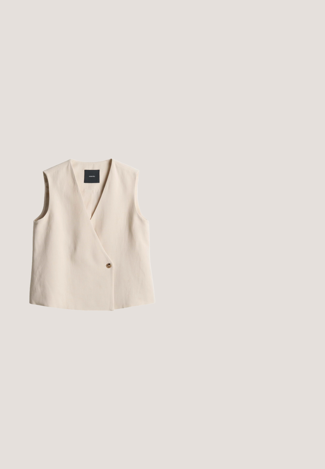 Gilet sans manches beige avec un décolleté en V, design croisé, fermeture à un bouton et une texture de tissu lisse. L'étiquette indique "un jour."; Chemise blanche à manches courtes avec un motif texturé, dotée d'un col et de cinq boutons. Le tissu a une apparence légère.; Pantalon beige taille haute court avec passants de ceinture, jambes droites et finition en tissu texturé.; Sandales slide beige avec une bride texturée ornée d'un accent métallique, semelle plate et petit talon carré. Matière lisse avec un motif subtil.; Sac à main rectangulaire beige avec rabat à texture crocodile, fermoir doré et bandoulière amovible.; Paire de boucles d'oreilles créoles en or lisse et brillant, avec un design arrondi et épais, fermoirs clips, sur fond blanc.