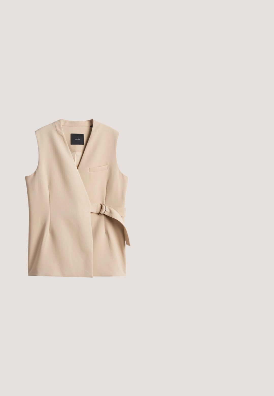 Gilet beige sans manches avec col en V, ceinture latérale avec anneau en métal et petite poche poitrine, posé à plat sur fond blanc.; Polo en maille côtelée beige à manches courtes, avec un col replié et une petite ouverture en V.; Pantalons larges beiges à taille haute, avec des plis, des poches latérales et une texture lisse. Design moderne avec une coupe ajustée.; Sandale à glisser en cuir marron avec une tige tissée beige, semelle plate et bout arrondi. Le design inclut un accent logo sur la sangle.; Lunettes de soleil rectangulaires beiges avec des verres marron et de petits cristaux décoratifs près des charnières, présentées sur un fond blanc.; Sac à main en cuir couleur crème avec deux longues bandoulières et petit logo de marque doré centré près du bas.