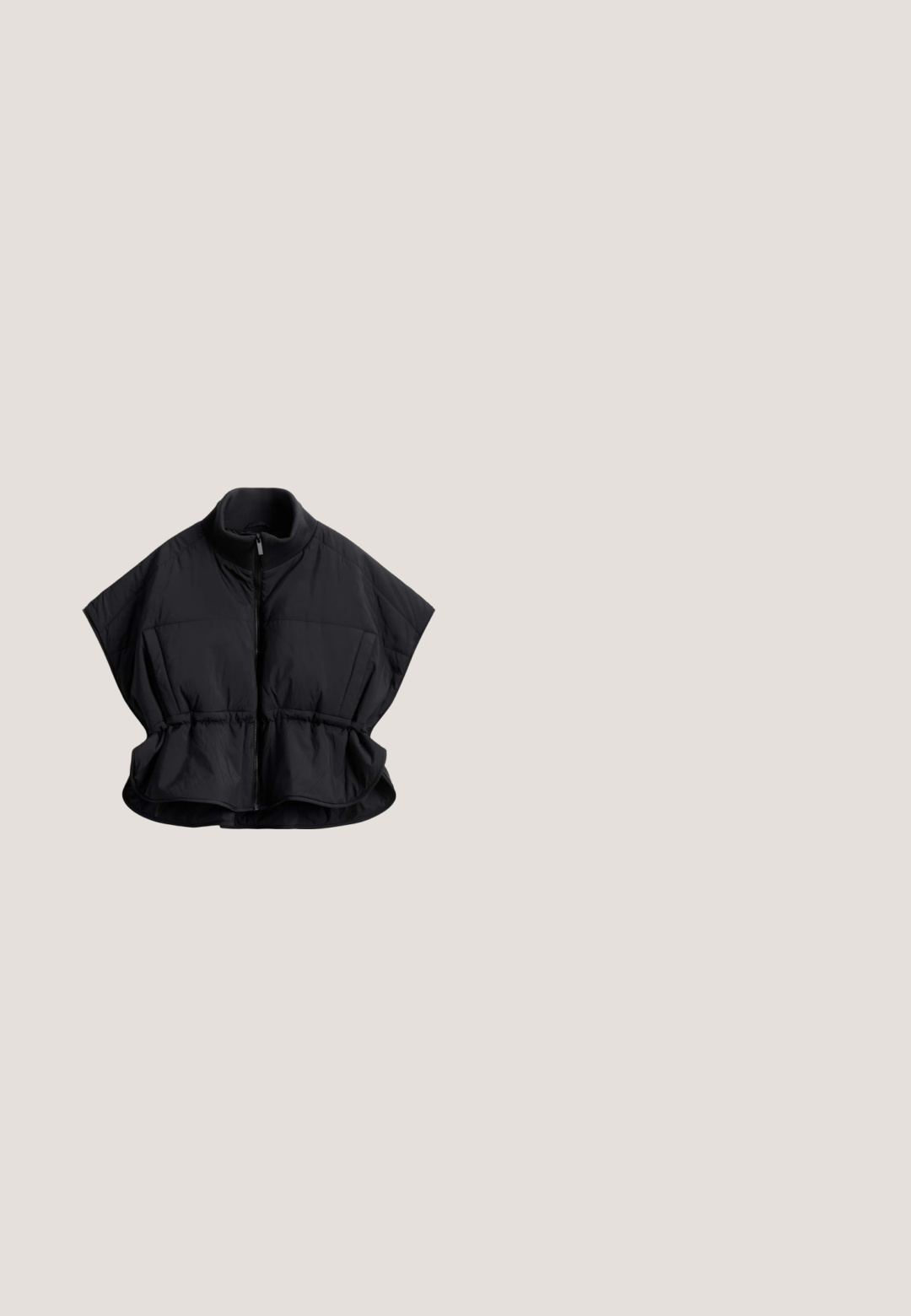 Veste sans manches noire matelassée avec col côtelé haut, fermeture éclair avant et taille froncée, présentée à plat sur fond blanc.; Pull à manches longues couleur crème avec demi-fermeture éclair, col montant, poches latérales et cordons réglables à l'ourlet.; Tissu noir avec une surface douce et texturée, affichant des ondulations et des plis subtils, indiquant un matériau léger et flexible.; Tissu en coton noir avec une texture lisse, présentant de légers ondulations et des motifs en maille subtils. Le matériau offre un tombé doux et flexible.; Chaussure plate Mary Jane noire duveteuse avec une bride arrondie sur le dessus, matière douce texturée et un bout légèrement pointu.; Grand sac en tissu gris foncé avec de larges bretelles beige clair et un logo "rethinkit" discrètement affiché à l'avant.