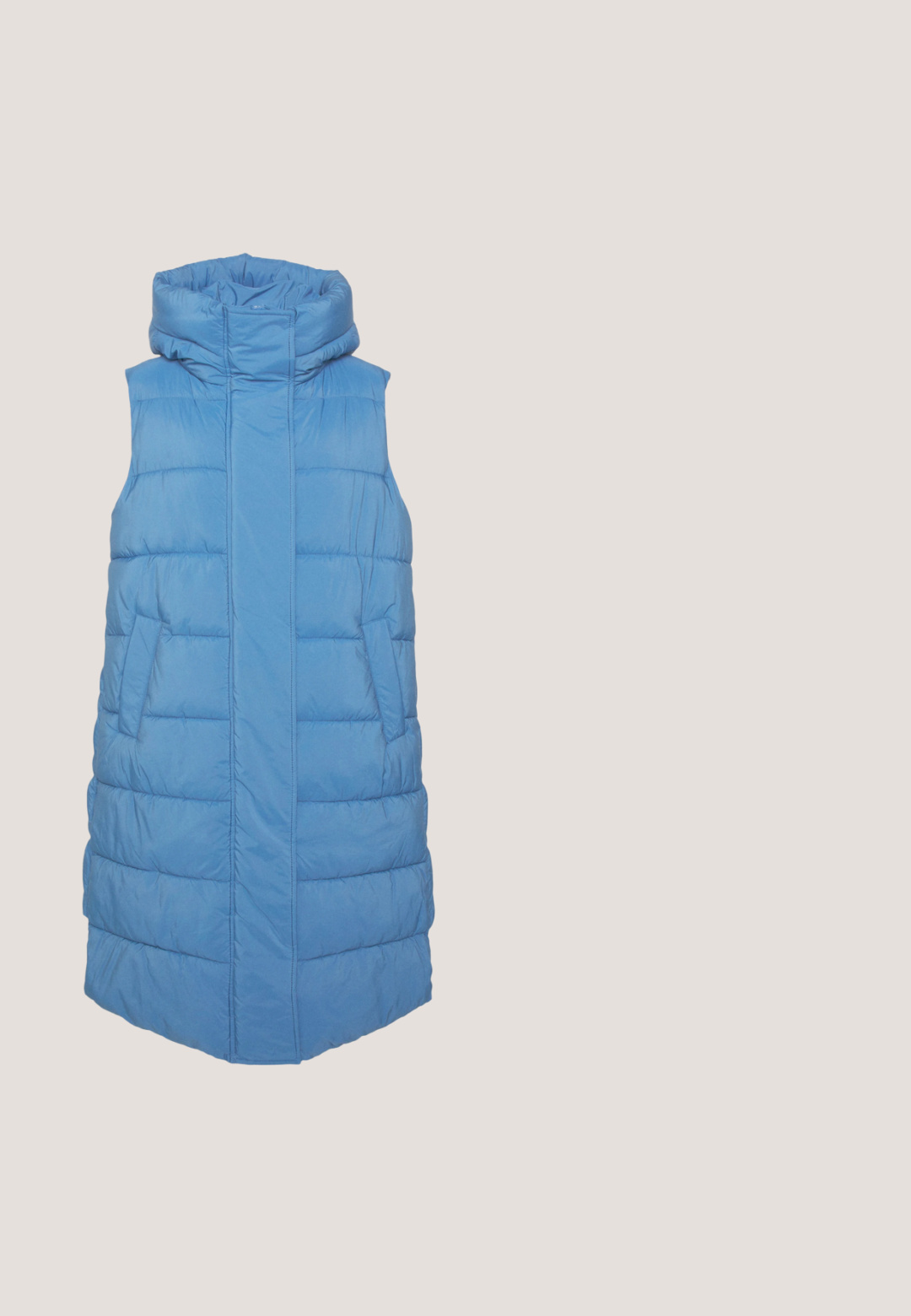 YAS Petite YASLIRO - Bodywarmer - blue; VILA VIURA O NECK WAIST - Blouse - mazarine blue; Lichtblauwe gestreepte broek, gemaakt van zachte stof, met een elastische tailleband, trekkoord en brede, cropped pijpen.; Witte Nike Air Max 90 sneakers met een bovenwerk van mesh en leer, voorzien van een zichtbare luchtunit, gecombineerd met witte geribbelde sokken met een zwart logo.; Blauwe stoffen zak met een afgeronde vorm, ritssluiting en een verstelbare band. Kenmerkt zich door een subtiele logo in een contrasterende kleur.; Zilveren oorbellen met hangende kettingen, voorzien van meerdere heldere edelstenen die in een lineair patroon zijn gerangschikt, wat een schitterend effect geeft.