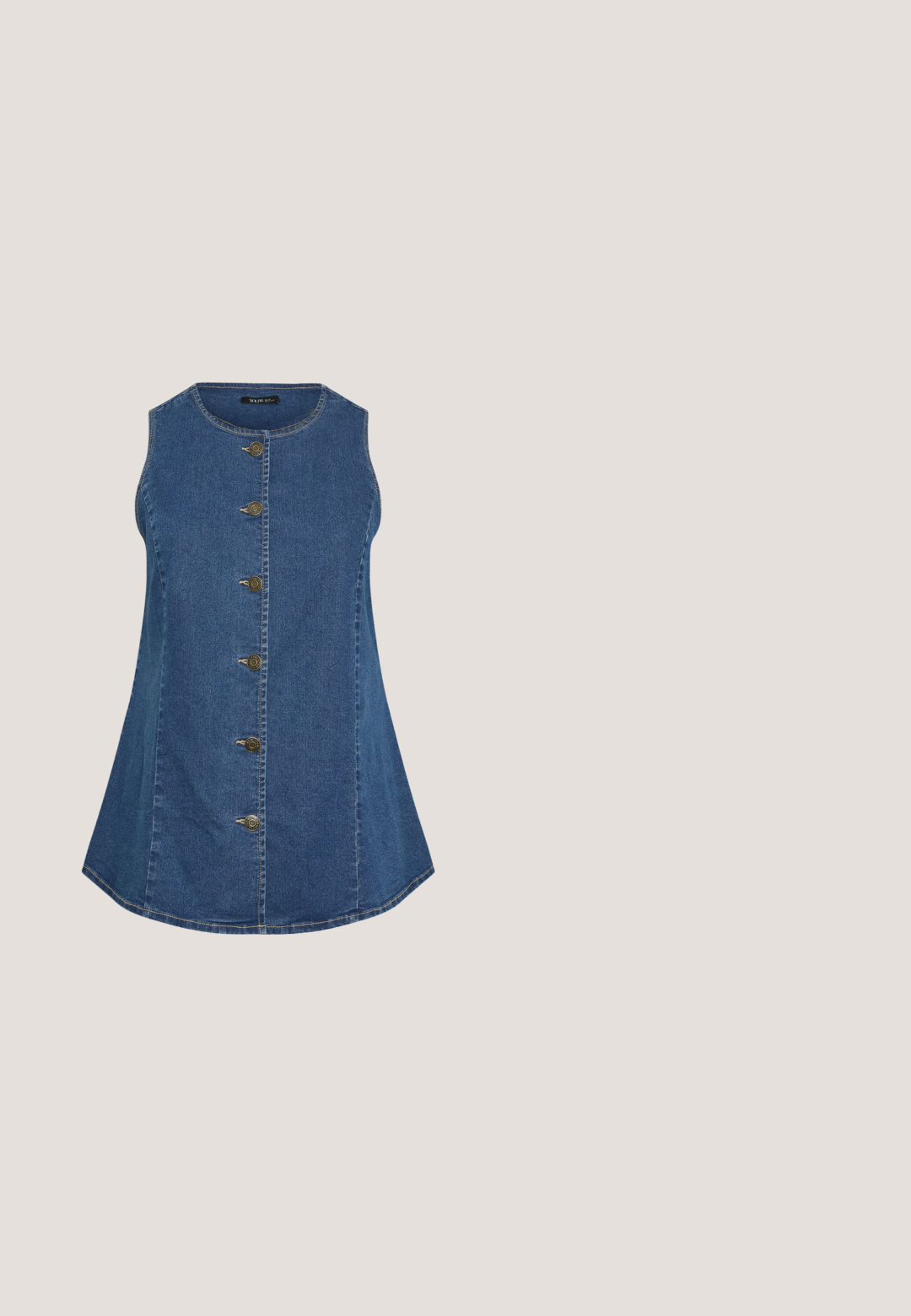 Mouwloze blauwe denim tuniek met ronde hals en zes metalen knopen aan de voorkant, voorzien van subtiele naaddetails en een licht uitlopende zoom.; Lichtblauw, kort mouwen button-up shirt met een kraag, enkele borstzak en oprolbare mouwen. Gemaakt van een gestructureerde stof.; Navy blauwe herenshorts met elastische tailleband, gestructureerde stof en een relaxte pasvorm, weergegeven op een effen witte achtergrond.; Blauwe denim sneakers met witte bloemrijke borduursels, een textuurrand van touw op de middenzool en witte veters. Platte rubberen buitenzool. Low-top ontwerp.; Gevlochten strohandtas met blauwe bloemenborduursel, parelaccenten, gevlochten handvatten, leren schouderriem en aangehechte kwast hanger.; Blauwe gevoerde stoffen hoofdband met lichtblauwe bloemen- en bladpatronen en een zwarte binnenvoering.