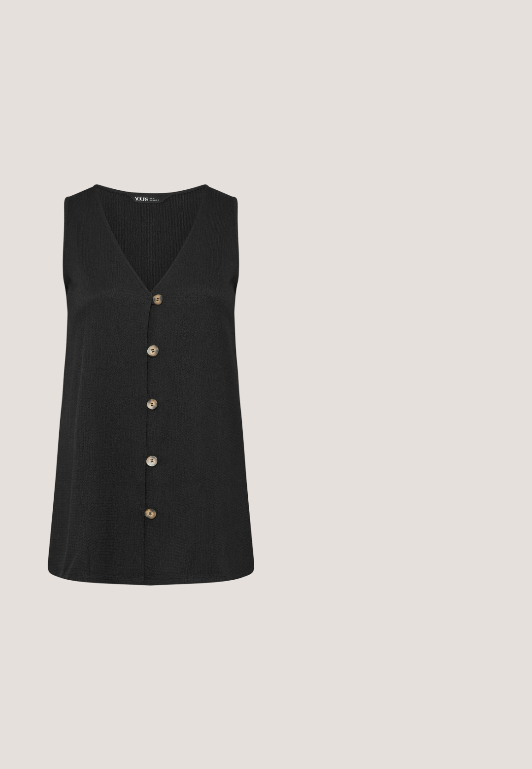 Sort ærmeløs V-hals top med fem knapper foran i en lodret række, fremstillet i tekstureret stof og med lige kant.; Stribet tanktop i sort og hvid med brede stropper, ribbet tekstur og rund halsudskæring. Mønsteret har vekslende tynde og tykke striber.; Svarte knælange shorts med knaplukning og bæltestropper, vist på en hvid baggrund.; Sort lædersandal med krydsede remme over vristen, kilehæl indpakket i jute i espadrillestil og rund metalspænde som pynt på ankelremmen.; Runde sorte solbriller med gradient lilla linser, glansfulde plastikrammer og subtile metalliske accenter på fronten og stængerne.; Sort vævet håndtaske og en matchende mindre pung, begge med et struktureret, flettet design og dobbelte håndtag.