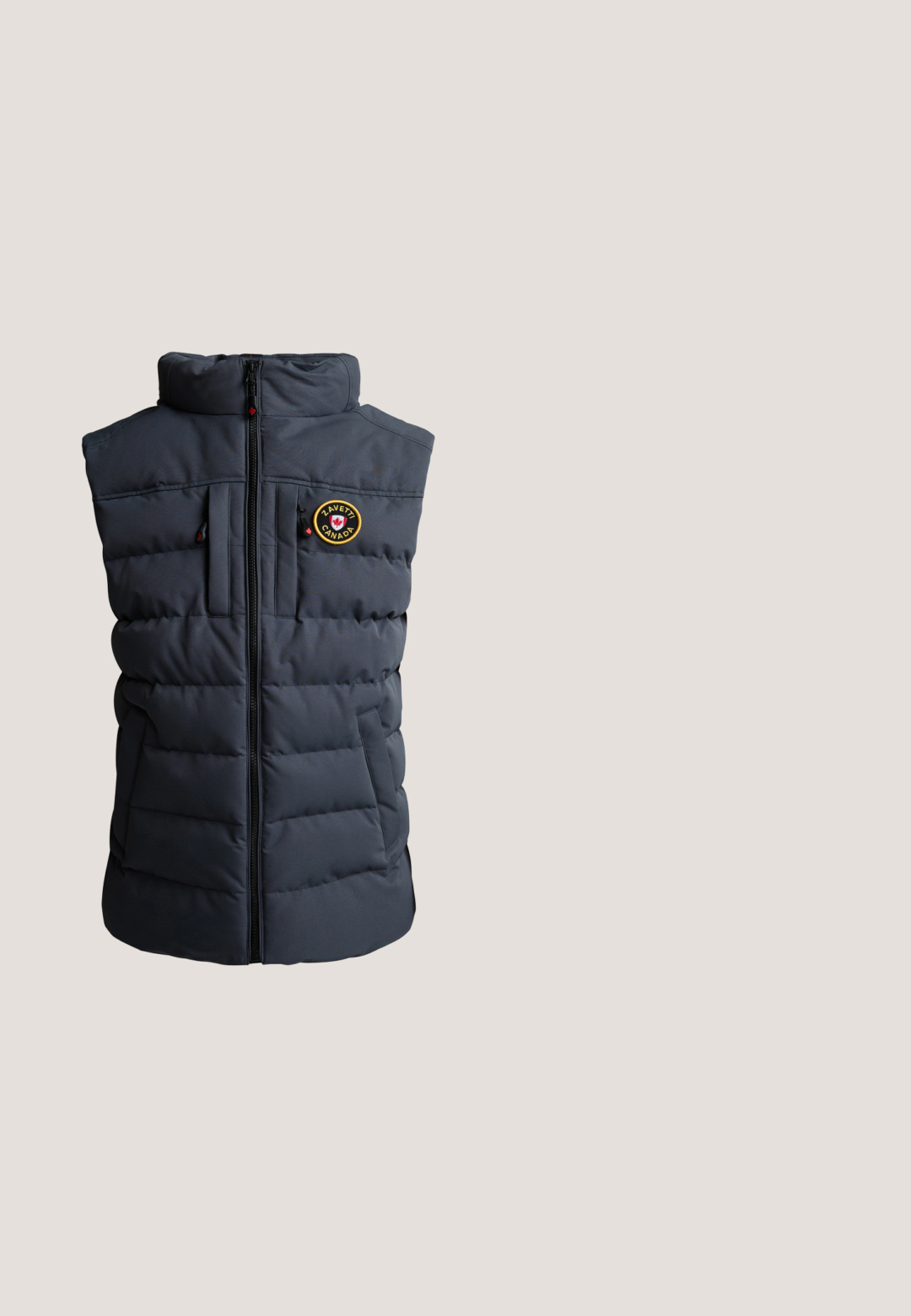 Dunkelgraue, gesteppte ärmellose Weste mit Frontreißverschluss und zwei vertikalen Brusttaschen, mit einem runden Patch mit der Aufschrift "Zavetti Canada."; Marineblauer Hoodie mit Kängurutasche vorne, Kapuze mit Kordelzug und gebrandetem Banddetail entlang der Ärmel.; Marineblaue Baumwoll-T-Shirt mit kurzen Ärmeln, Rundhalsausschnitt und einem kleinen gestickten Logo auf der linken Brust. Glatte Textur mit einer klassischen Passform.; Marineblaue Jogginghosen aus weichem Material mit einem Kordelzugbund, gerippten Bündchen und weißer gestickter Markenlogo auf der Vorderseite.; Sportsneaker in Marineblau und Hellblau mit Mesh- und Wildledermaterialien. Verfügt über eine geschwungene Form, weiße Akzente und eine dicke schwarze Außensohle.; Marineblaue rechteckige Crossbody-Tasche mit zwei Reißverschlussfächern und einem silbernen, dreieckigen Guess-Logo auf der vorderen Tasche.