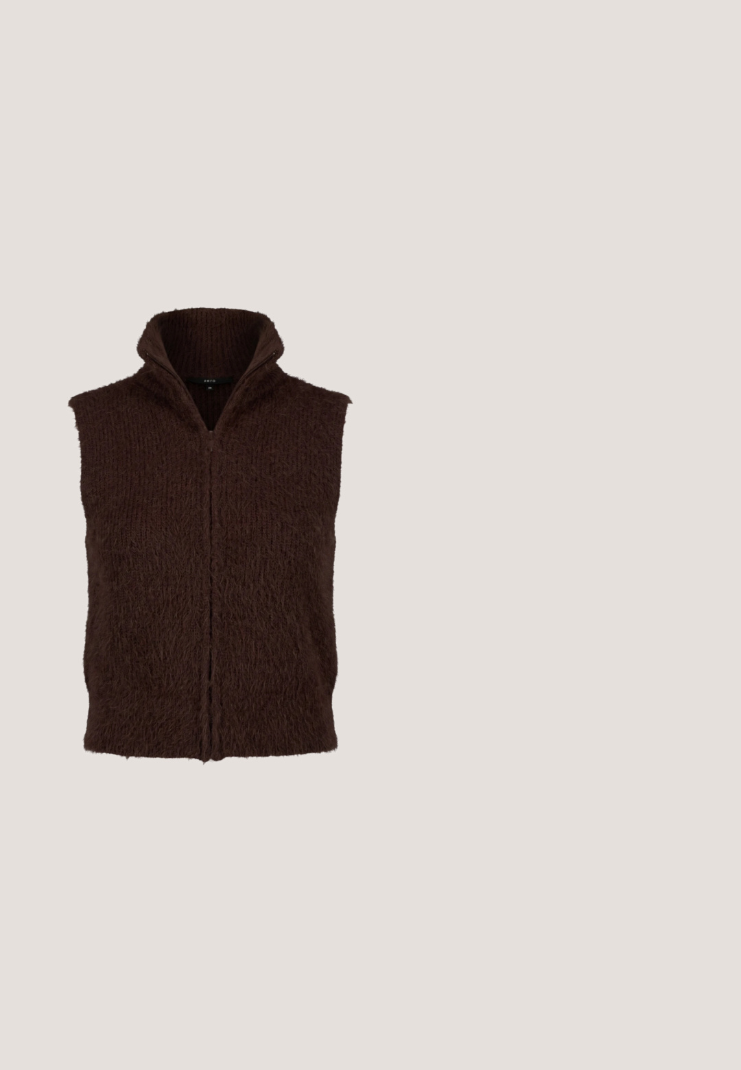 Ærmeløs mørkebrun fuzzy strikket vest med høj krave og lynlås foran.; Sort, tætsiddende langærmet skjorte med hvide kanter ved halsudskæring, ærmekanter og kant forneden, der viser ICHI-mærket indeni kraven.; Soaked in Luxury SLLILU CORINNE WIDE LONG PANTS - Bukser - brown melange suiting; Mørkebrune ruskinds højhælede sko med spids tå, en slank hæl og en glat sål, vist fra siden på en hvid baggrund.; Burgundy cat-eye solbriller med mørke linser, glatte plaststel og guld accenter på siderne. Stilfuldt og vinklet design.; Mørkebrun læderhåndtaske med to håndtag, en central spænde rem og guldfarvede metaldetaljer.